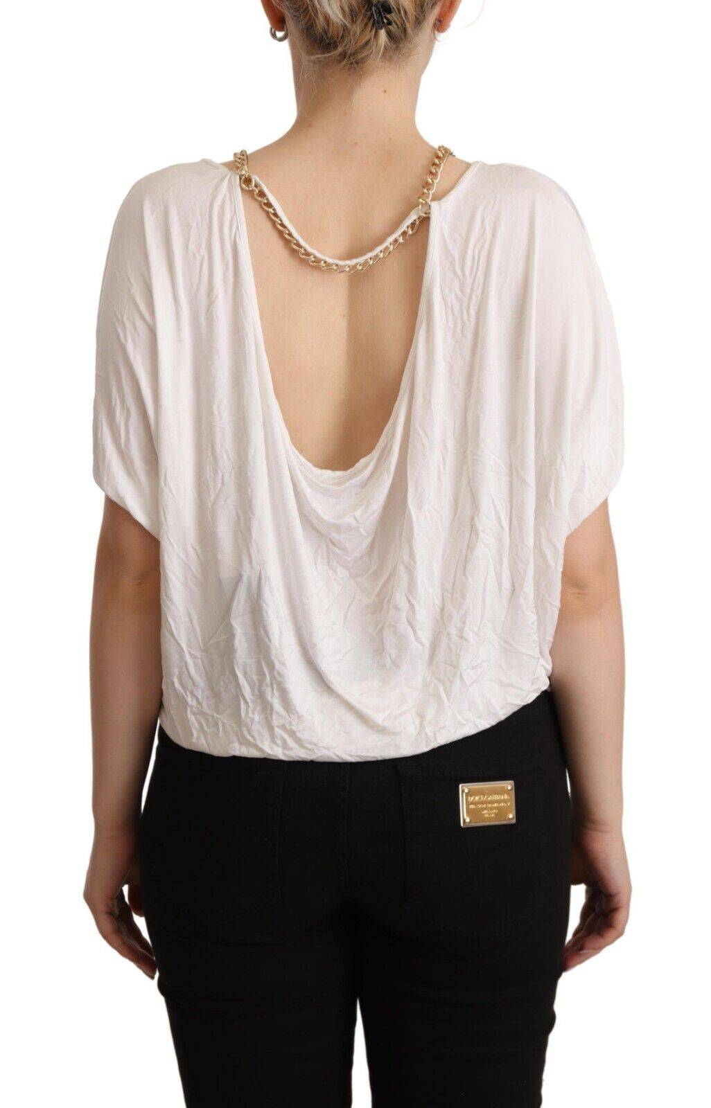 T-shirt Guess By Marciano à manches courtes blanches avec chaîne dorée, style décontracté et élégant, vue de face.