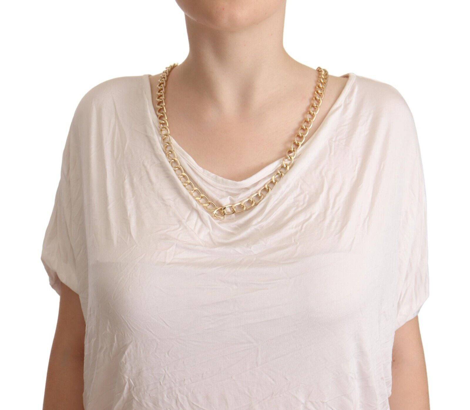 T-shirt blanc à manches courtes Guess By Marciano avec chaîne dorée, style moderne et élégant, visible sur le haut du corps.