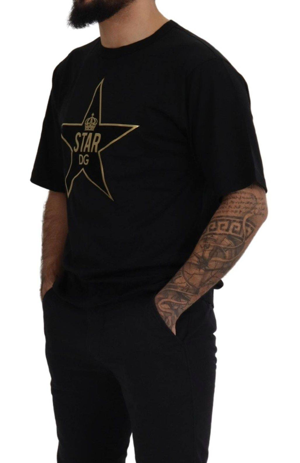 T-shirt noir Dolce & Gabbana avec or et étoiles, col rond en coton, design élégant et graphique.