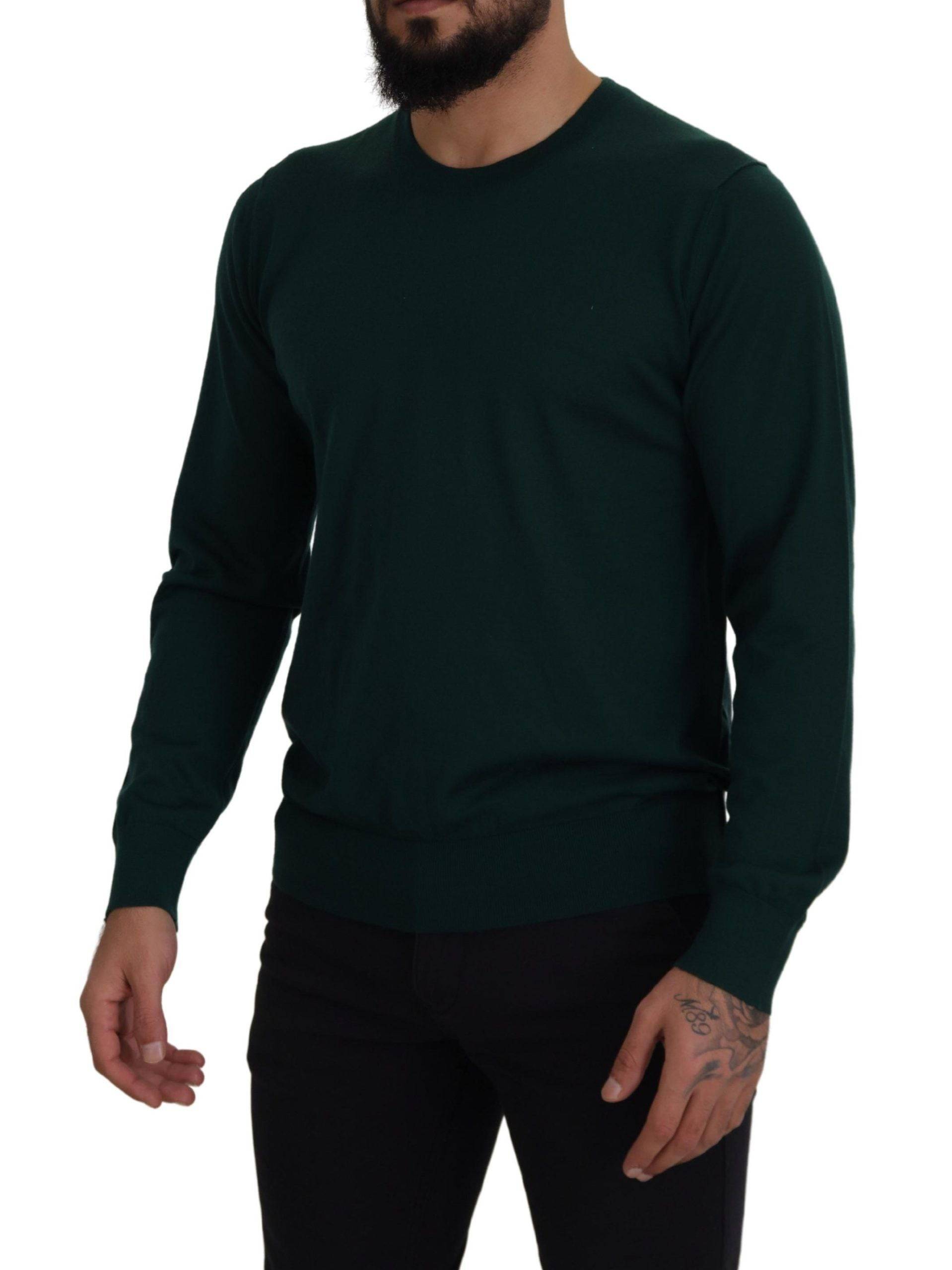 Pull en cachemire vert Dolce & Gabbana, col rond, détail doux et élégant, porté en style décontracté.