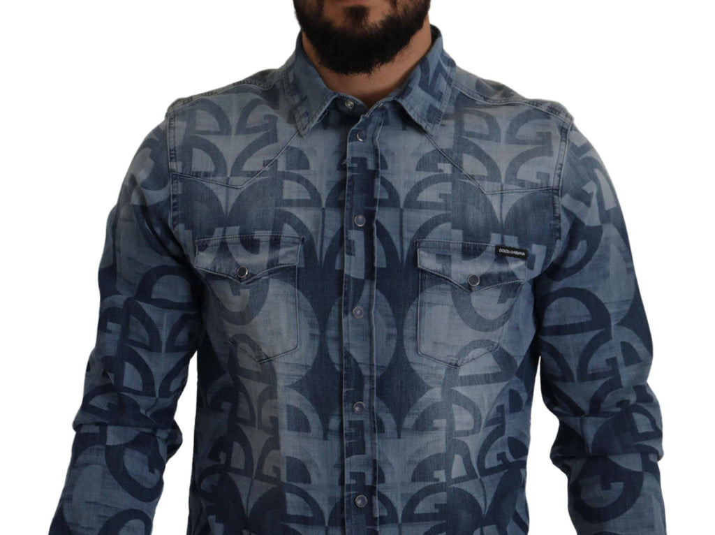 Chemise homme en denim bleu extensible Dolce & Gabbana avec logo DG, style décontracté et ajusté.