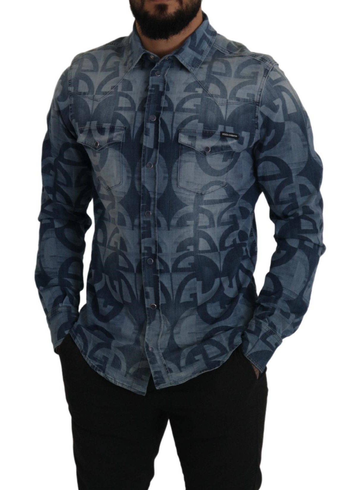 Chemise slim homme en denim bleu Dolce & Gabbana avec logo DG, stretch, style décontracté et moderne.