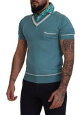 Homme portant un polo en soie bleue Dolce & Gabbana avec col en V, style élégant et moderne.