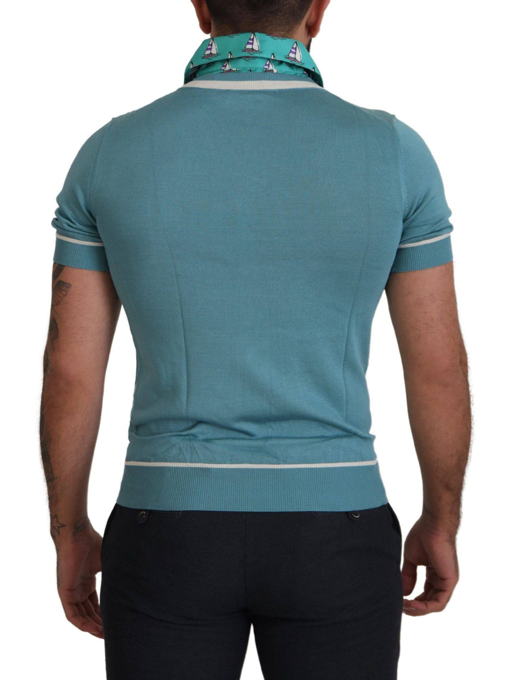 Polo en soie bleue pour homme de Dolce & Gabbana avec col en V, tissu élégant et coupe classique.