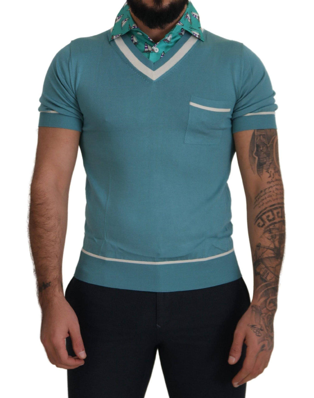 Polo en soie bleue pour homme Dolce & Gabbana avec col en V, t-shirt élégant et confortable.
