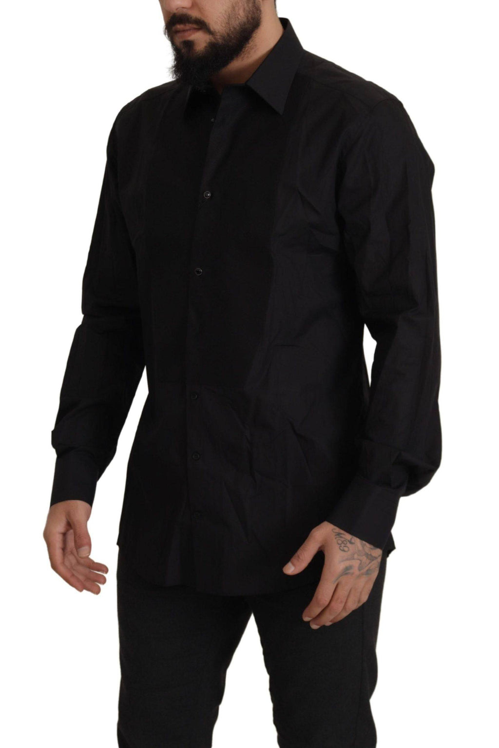 Chemise de smoking noire Dolce & Gabbana avec détails en or, coupe slim, style élégant et sophistiqué pour homme.