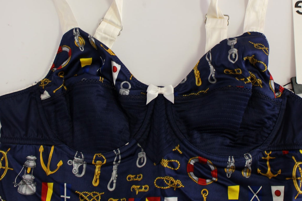 T-shirt sans manches Dolce & Gabbana avec motif de marin bleu, design élégant et moderne, visible sur le mannequin.
