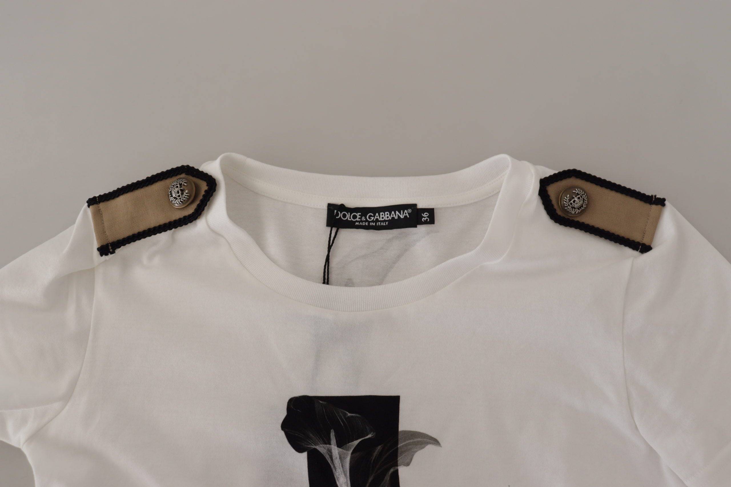 T-shirt blanc et noir Dolce & Gabbana avec motif de roses en coton à col rond, vue de face.
