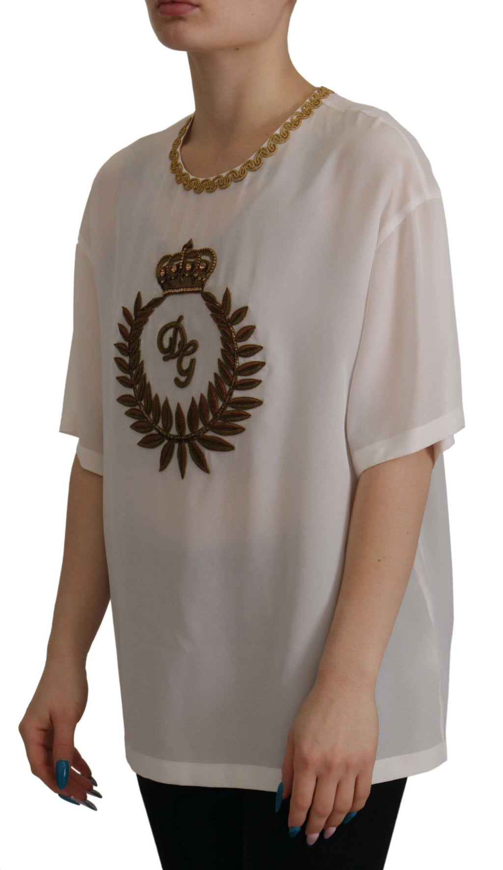Blouse en soie blanche Dolce & Gabbana avec détails dorés, couronne en cristal et style élégant.