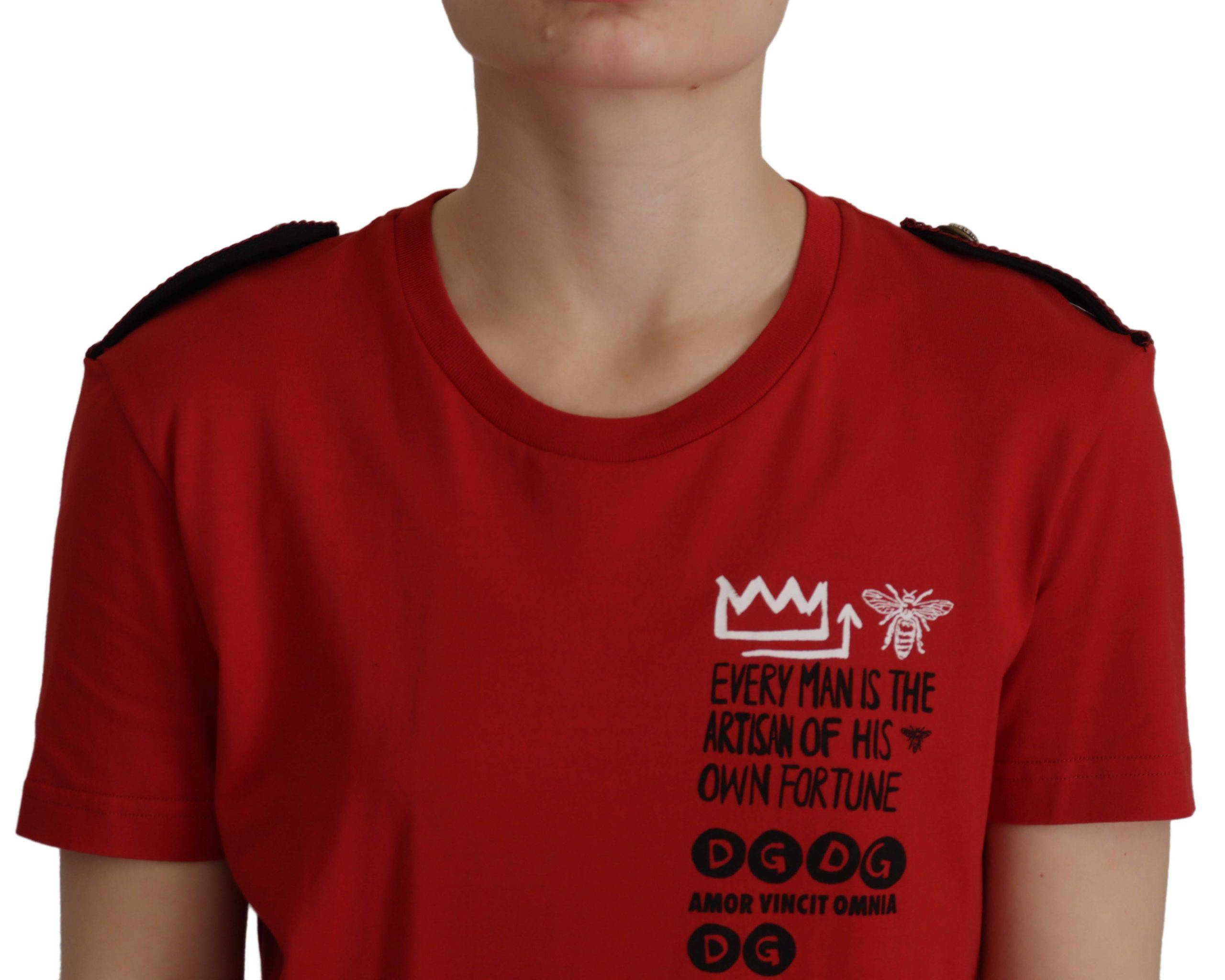T-shirt à col rond rouge Dolce & Gabbana Amor Vincit Omnia avec logo imprimé, vue de face.
