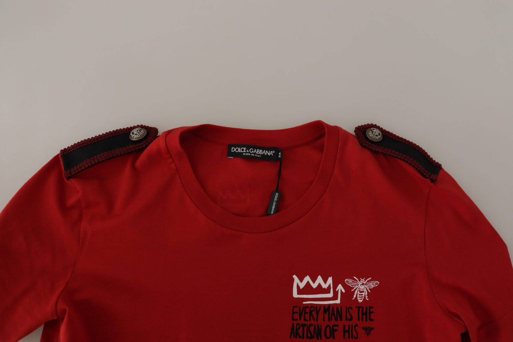 T-shirt Dolce & Gabbana rouge Amor Vincit Omnia à col rond, en coton avec logo et design graphique visible.