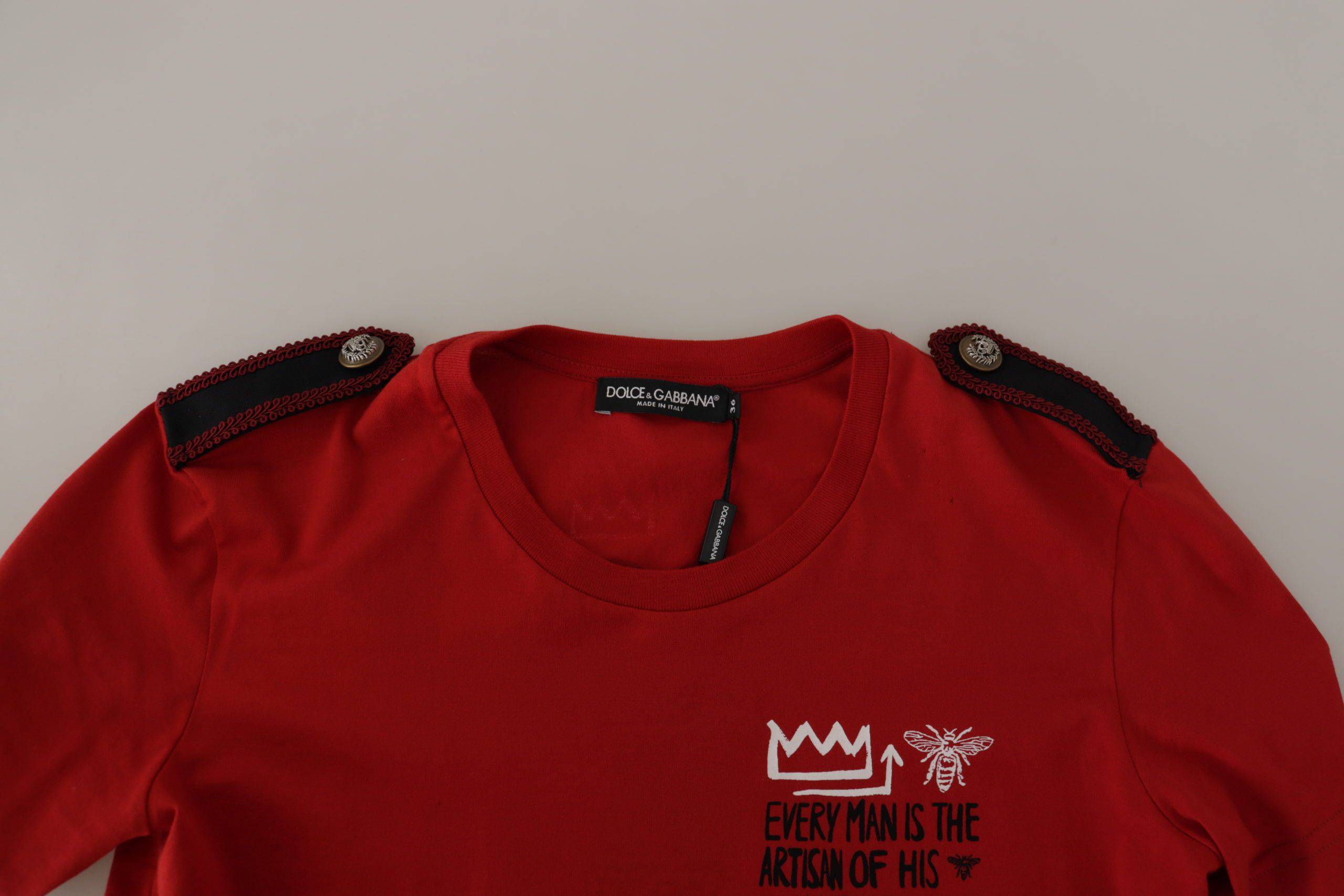 T-shirt Dolce & Gabbana rouge Amor Vincit Omnia à col rond, en coton avec logo et design graphique visible.