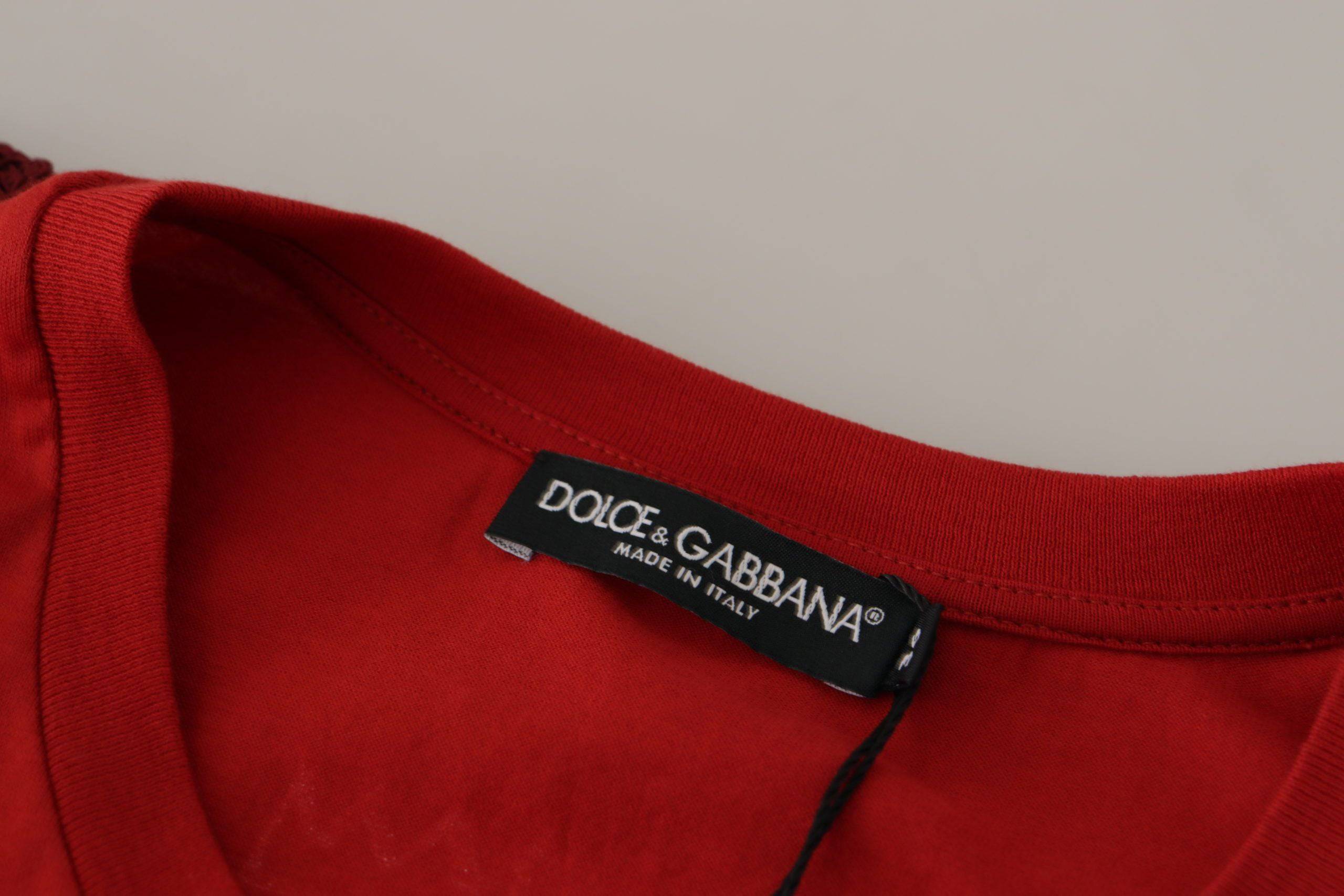 T-shirt à col rond rouge Dolce & Gabbana Amor Vincit Omnia en coton, vue de face.
