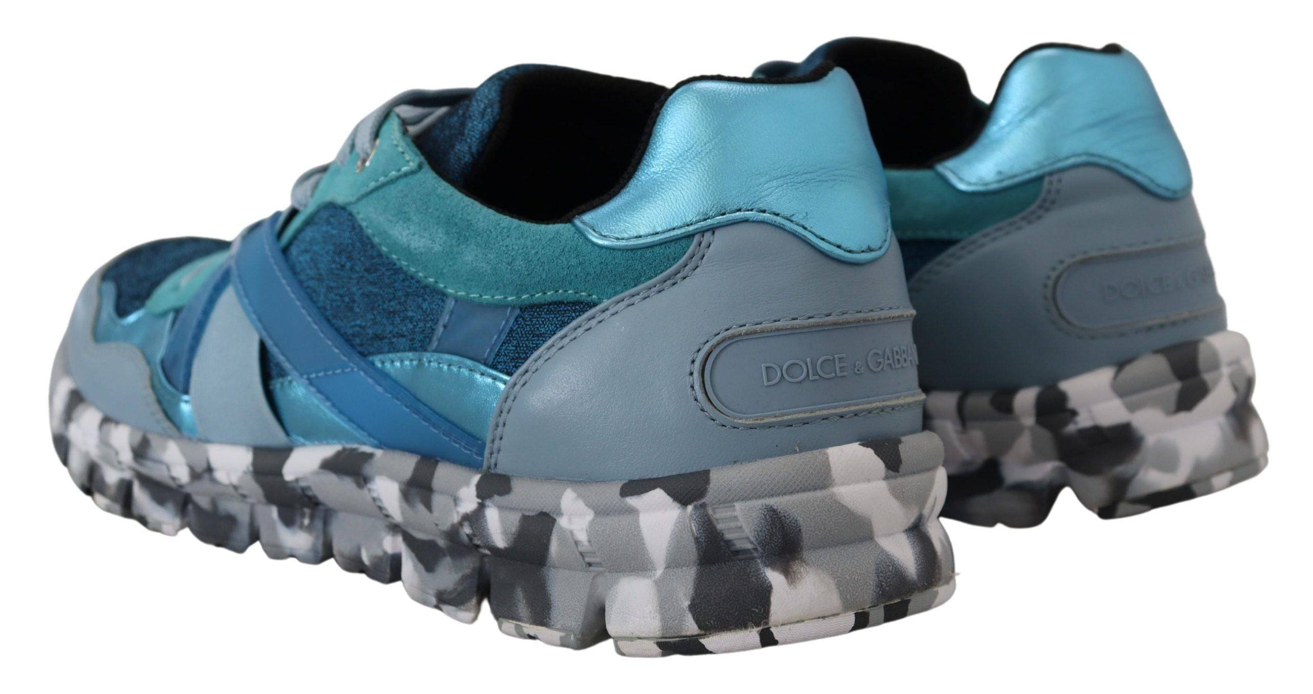 Baskets basses en cuir bleu gris de Dolce & Gabbana, style sportif, avec semelles blanches et détails élégants.