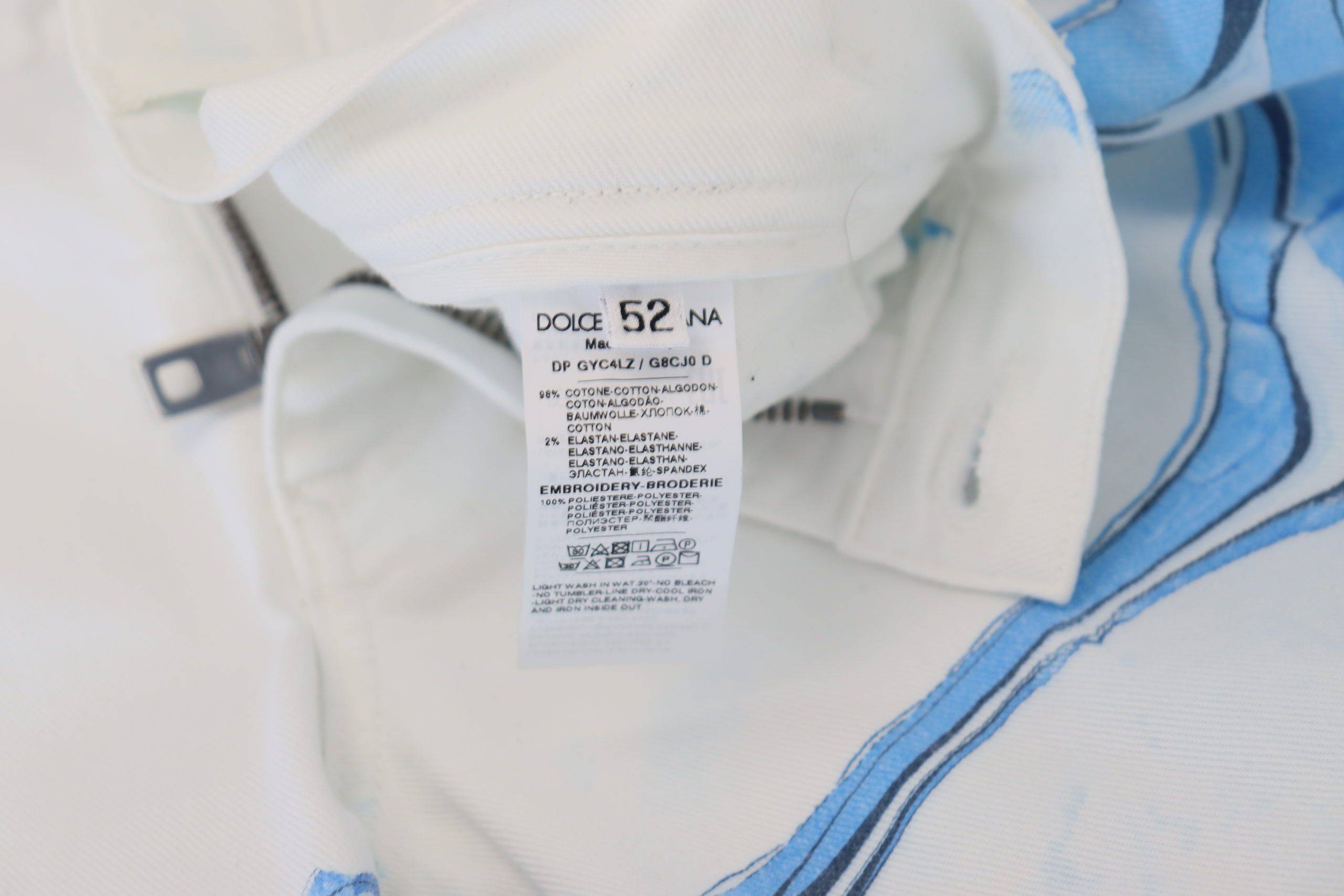 Jeans skinny en denim blanc et bleu en coton stretch de Dolce & Gabbana, ajustés et tendance, visibles sur le modèle.