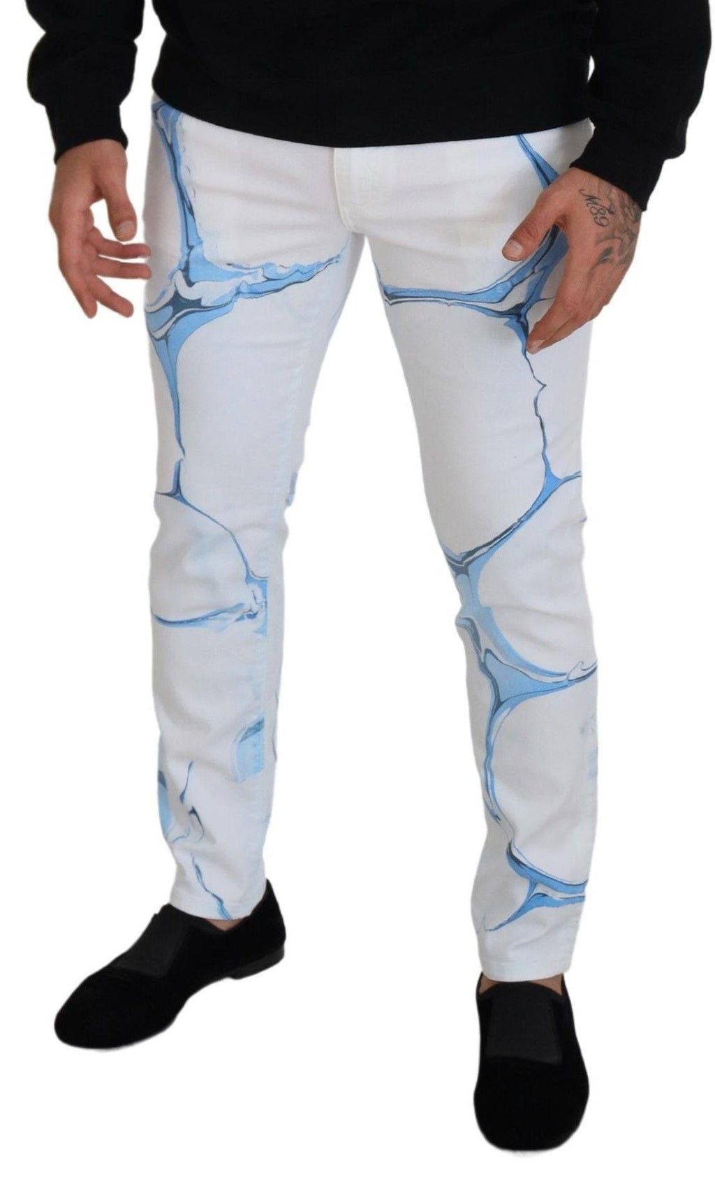 Jeans skinny en coton denim blanc et bleu de Dolce & Gabbana, ajustés et stretch, visibles avec détails de couture.