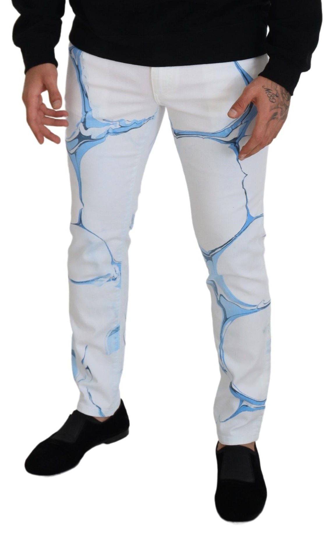Jeans skinny en coton denim blanc et bleu de Dolce & Gabbana, ajustés et stretch, visibles avec détails de couture.
