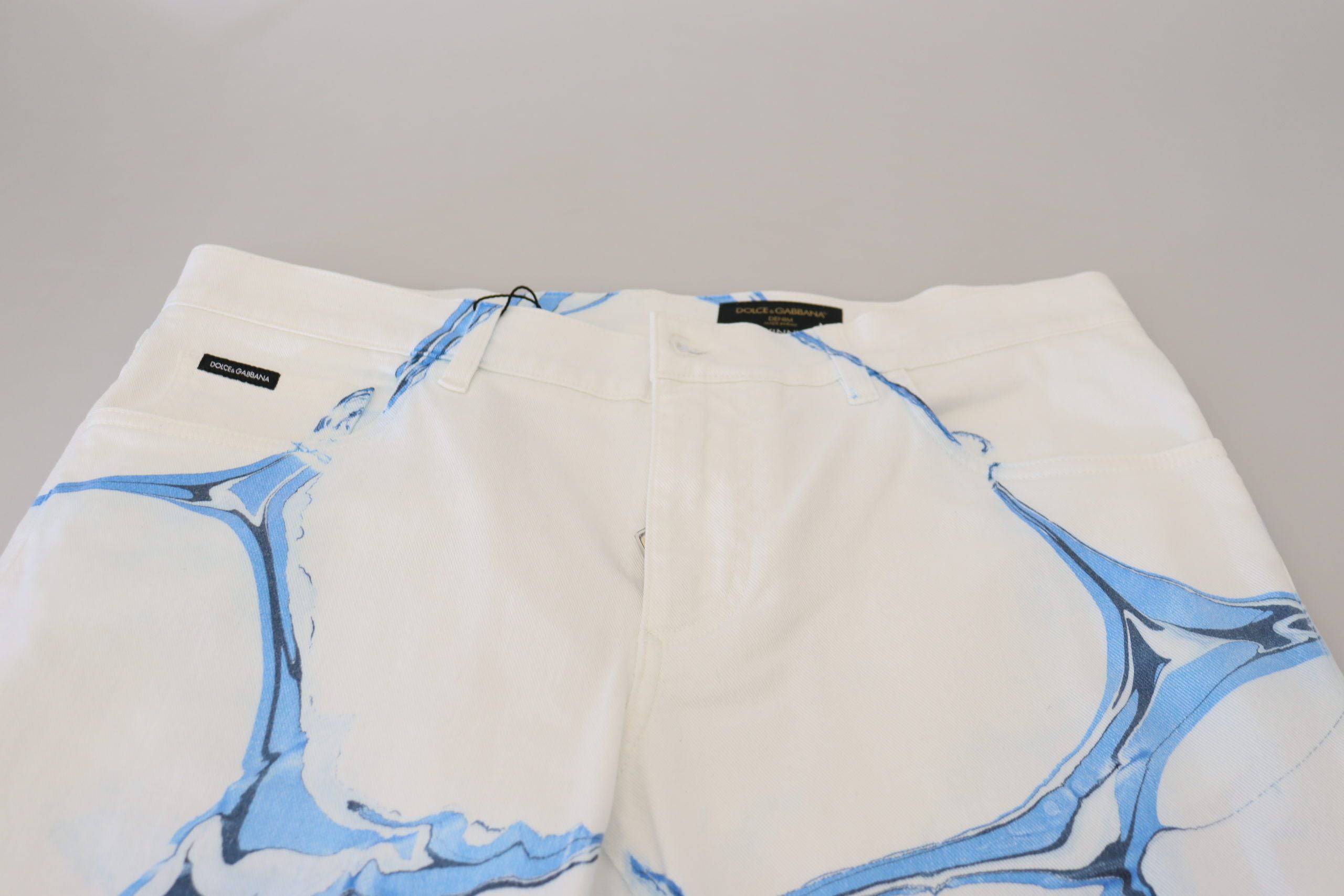 Jeans en denim blanc et bleu Dolce & Gabbana, coupe skinny, en coton stretch, portant une silhouette ajustée.