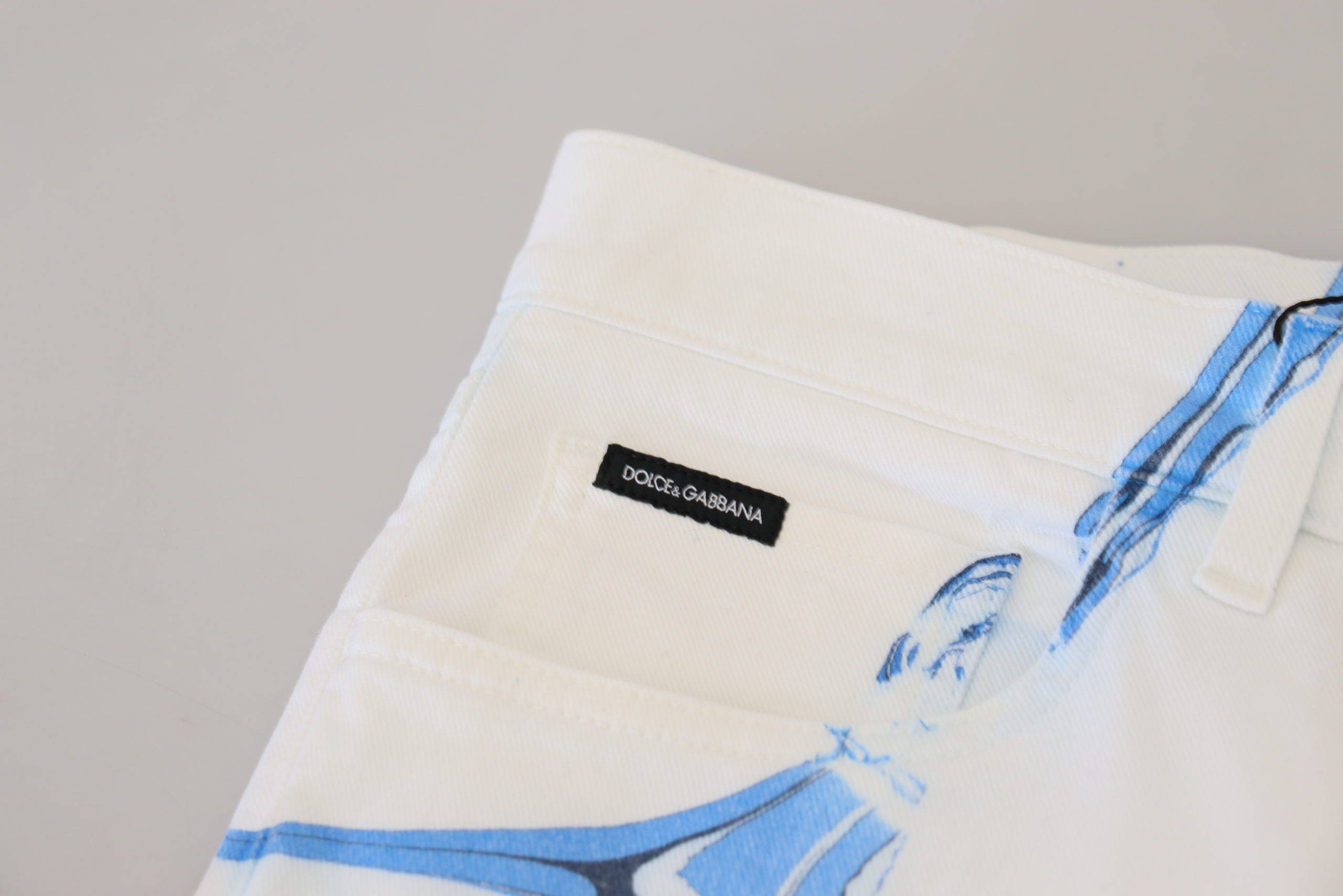 Jeans en denim blanc et bleu Dolce & Gabbana, coupe skinny, en coton extensible, visibles sur l'image.