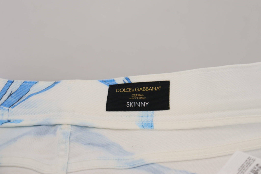 Jeans skinny en denim blanc et bleu en coton stretch de Dolce & Gabbana, ajustés et modernes, visibles sur l’image.