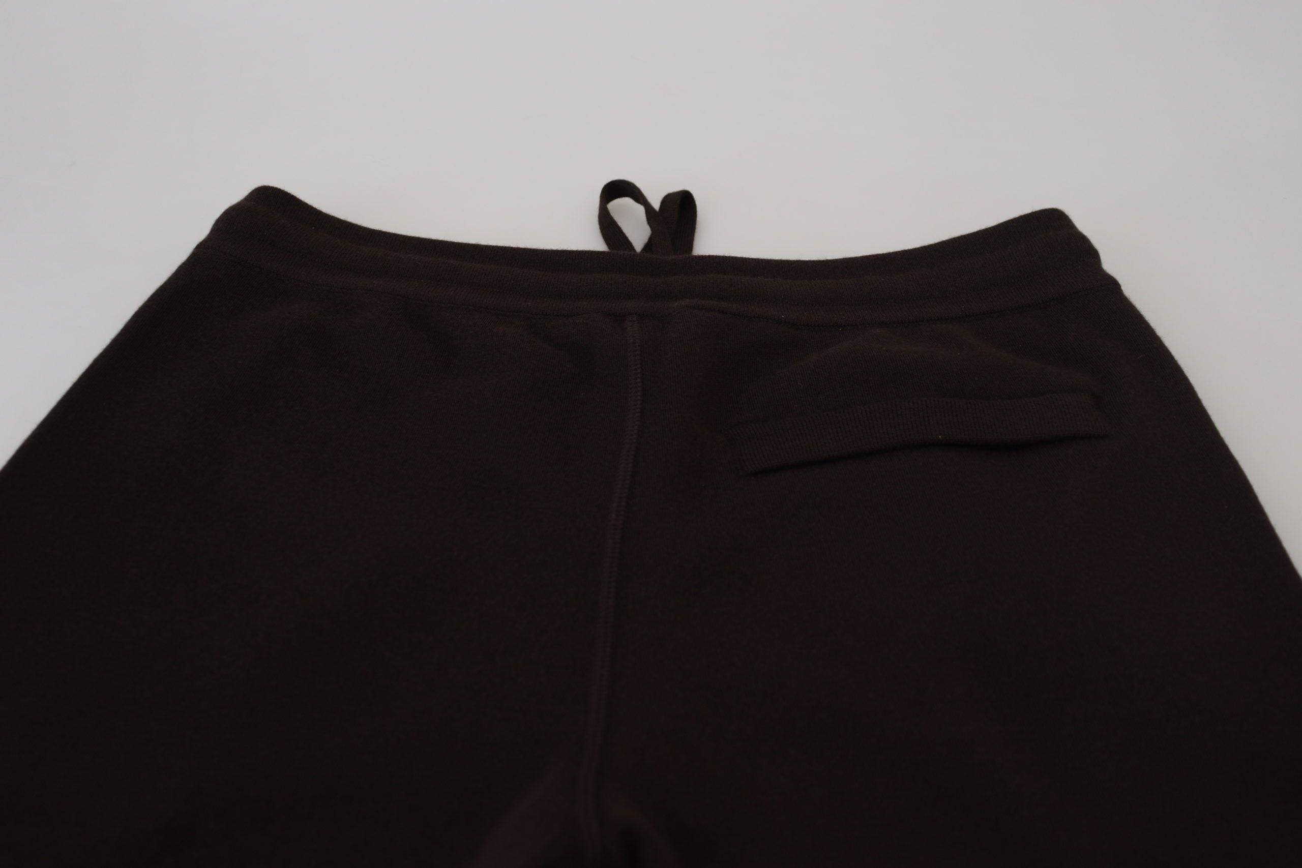 Pantalons en cachemire marron Dolce & Gabbana avec cordon de serrage, style élégant et confortable, vue de face.