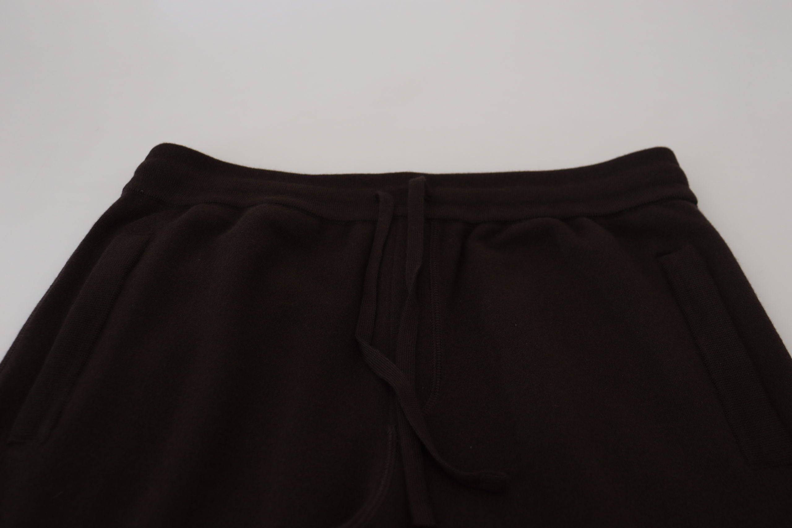 Pantalons en cachemire marron Dolce & Gabbana avec cordon de serrage, coupe décontractée, détails élégants visibles sur l'image.
