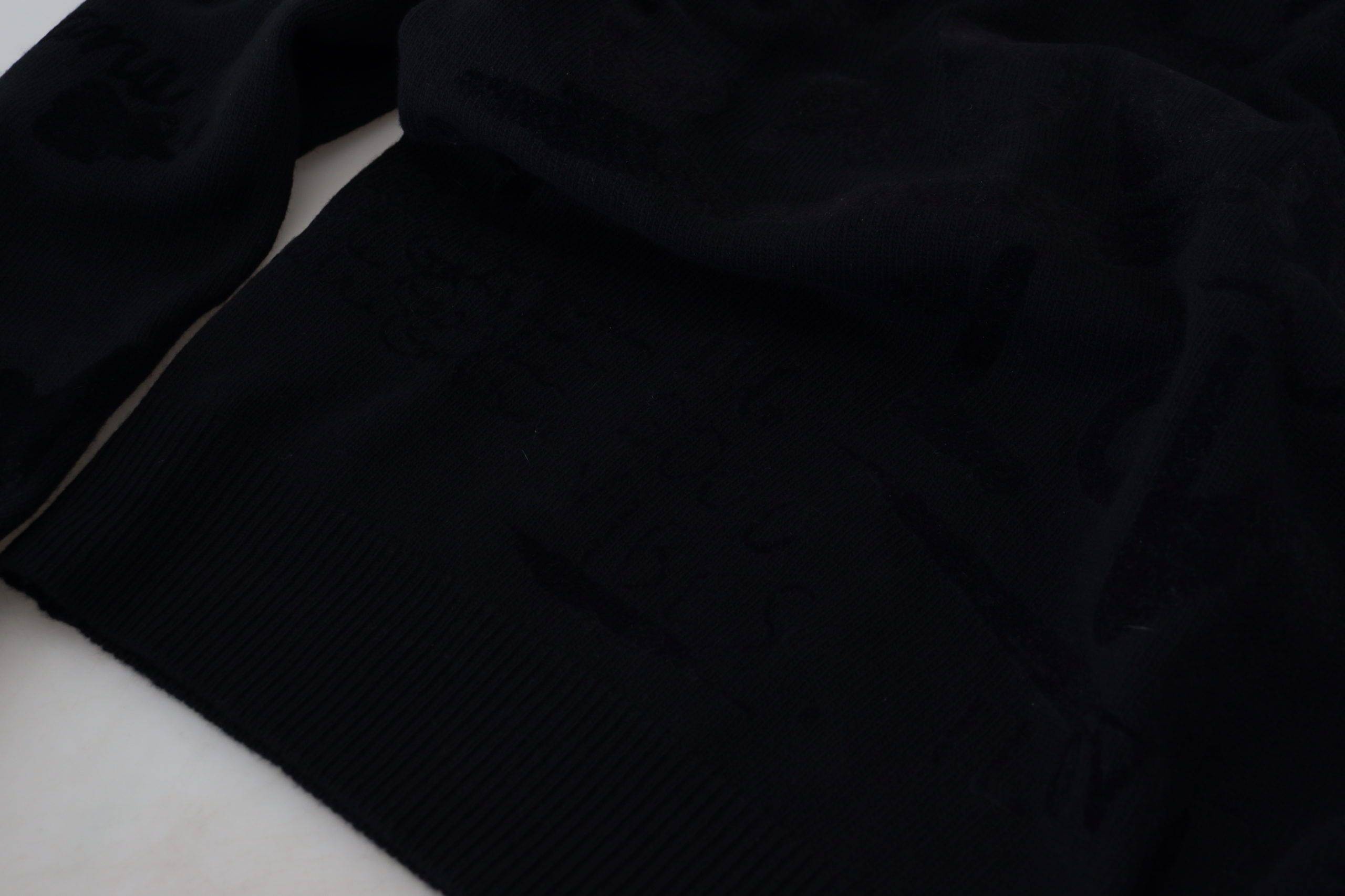 Sweat-shirt noir en laine Dolce & Gabbana avec motif logo sur le col rond, design élégant et confortable.