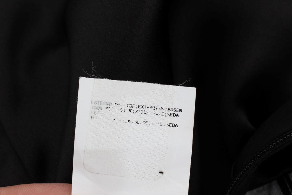 Chemise en soie gris foncé et noir de Karl Lagerfeld, haut élégant avec col et manches longues.