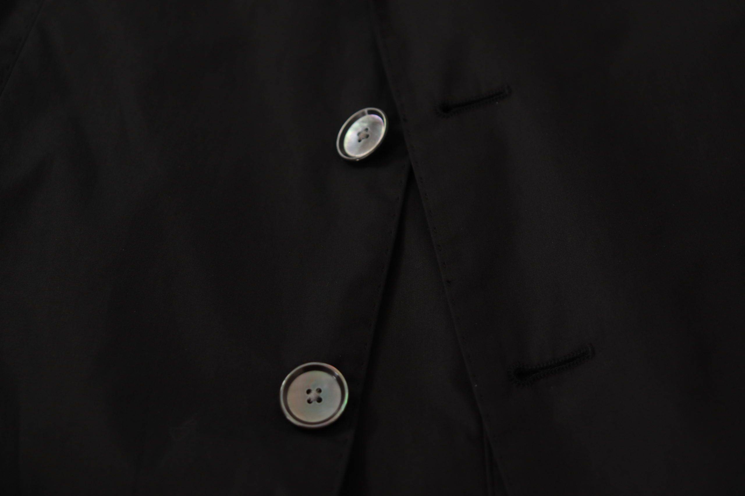 Blazer noir Dolce & Gabbana en tissu à simple boutonnage, coupe élégante et classique, vue de face sur mannequin.