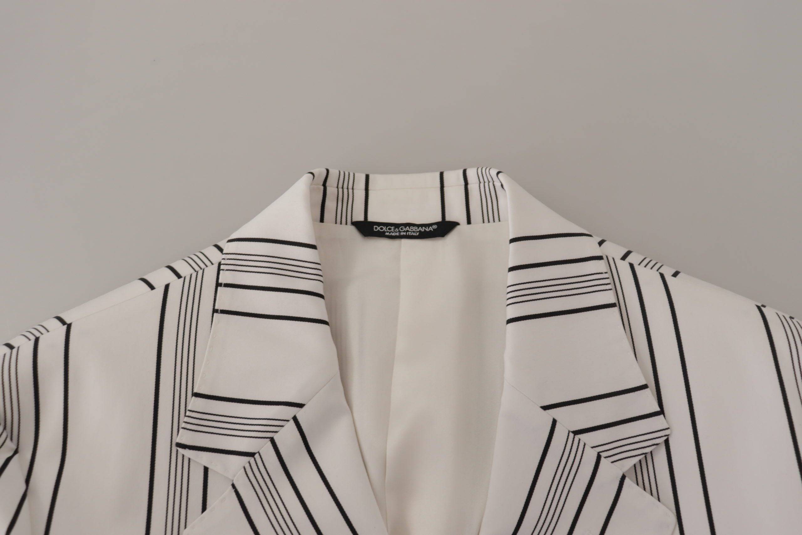 Veste blazer en coton blanc à rayures Dolce & Gabbana, coupe simple et boutonnée sur le devant, détails élégants.