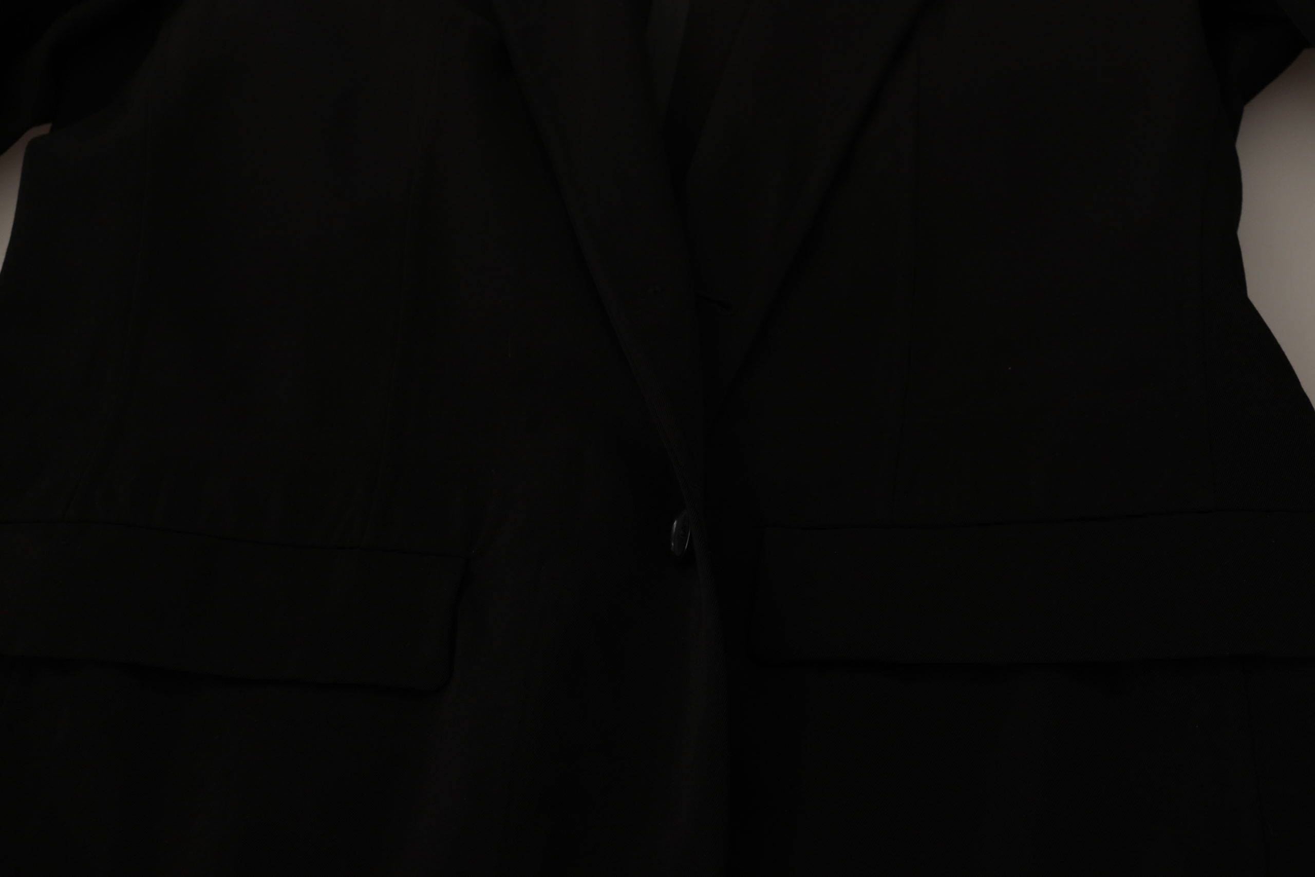 Manteau blazer en laine noire à un seul boutonnage de Dolce & Gabbana, coupe élégante et moderne, porté sur un mannequin.