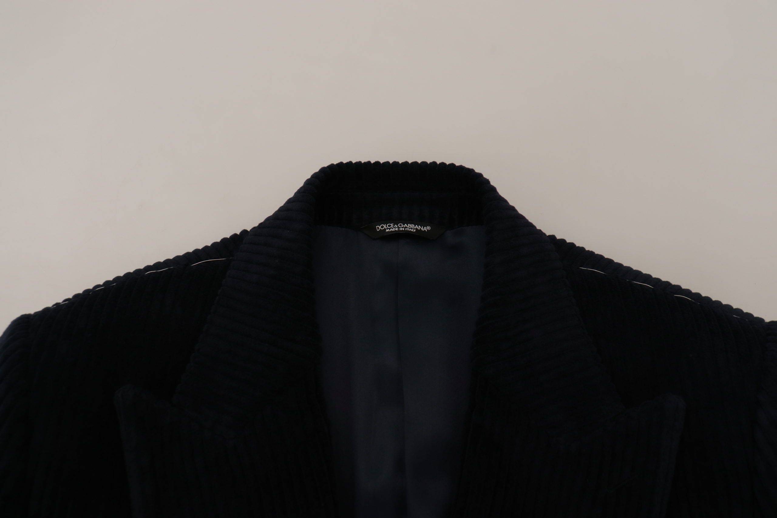 Cardigan long en coton noir Dolce & Gabbana pour homme, veste élégante avec col et boutons, style classique et moderne.