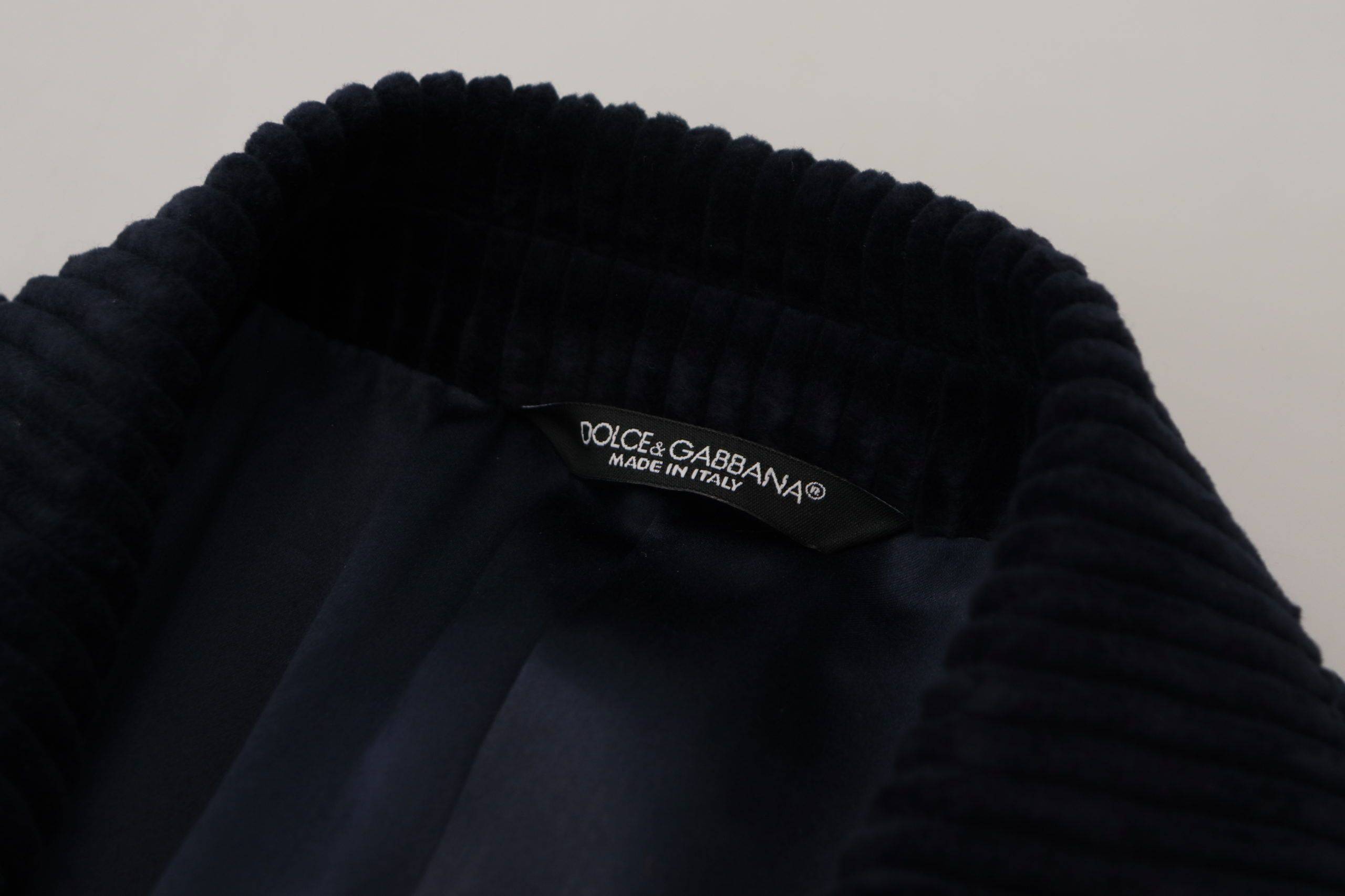 Cardigan long noir en coton de la marque Dolce & Gabbana porté par un homme, détail du vêtement élégant et sophistiqué.