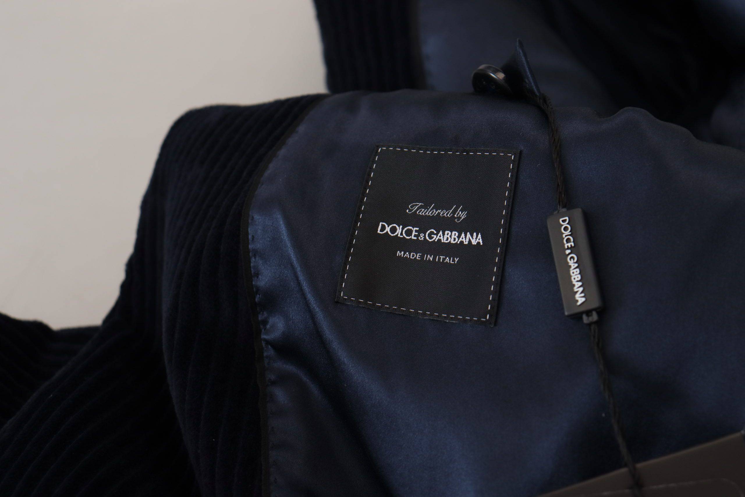 Veste longue noire en coton pour homme de Dolce & Gabbana, cardigan élégant avec col et boutons, détails de mode raffinés.