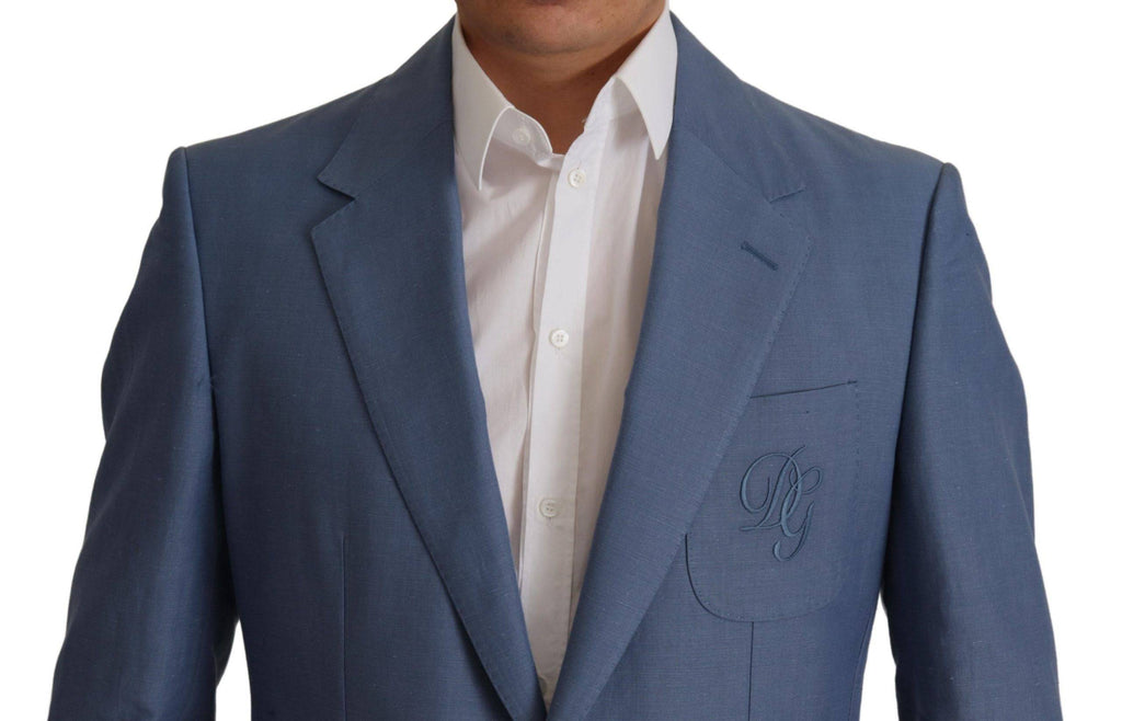Blazer bleu Dolce & Gabbana à boutons simples, logo visible, veste élégante en tissu de qualité, portée sur un mannequin.