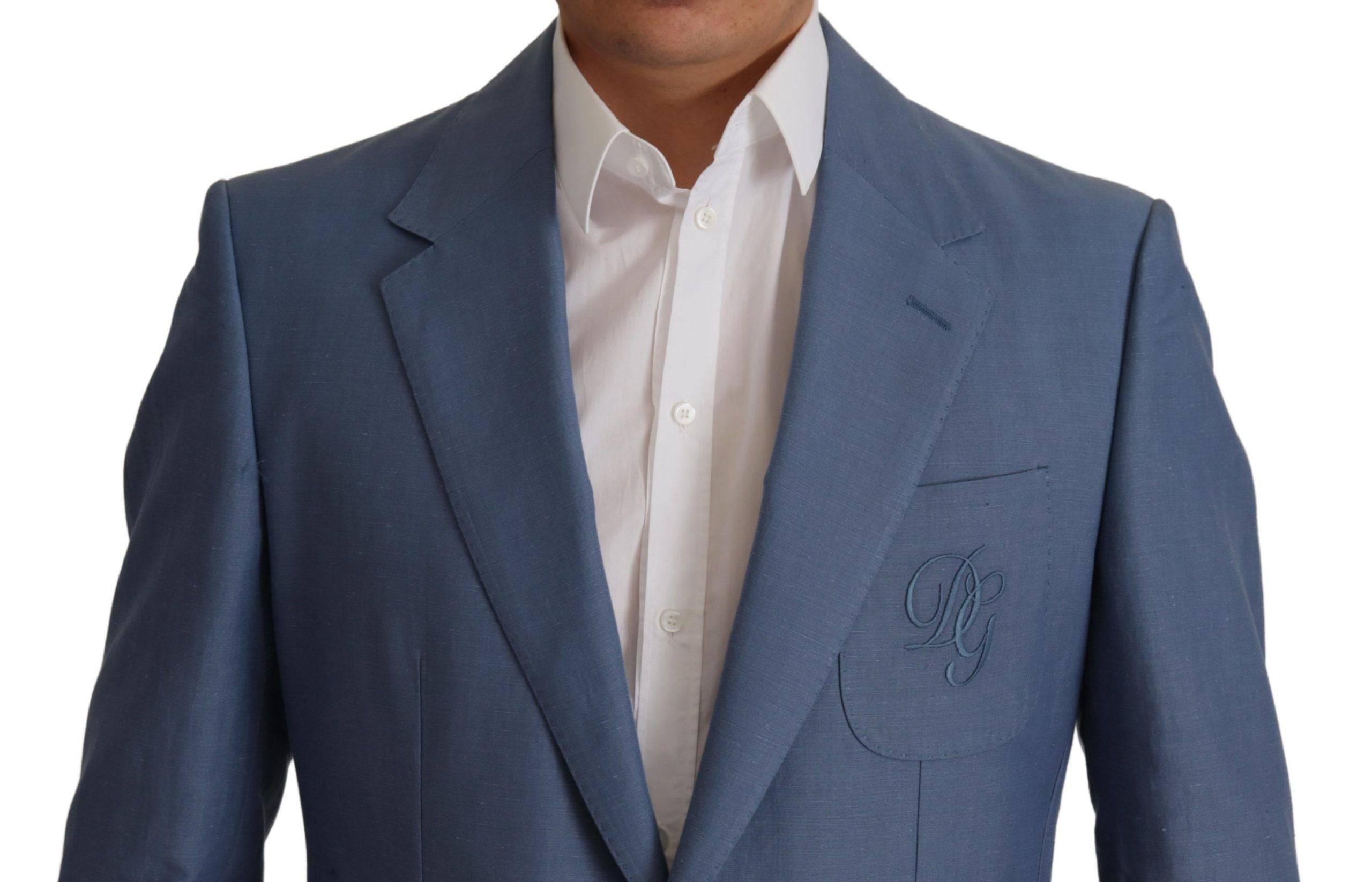 Blazer bleu Dolce & Gabbana à boutons simples, logo visible, veste élégante en tissu de qualité, portée sur un mannequin.