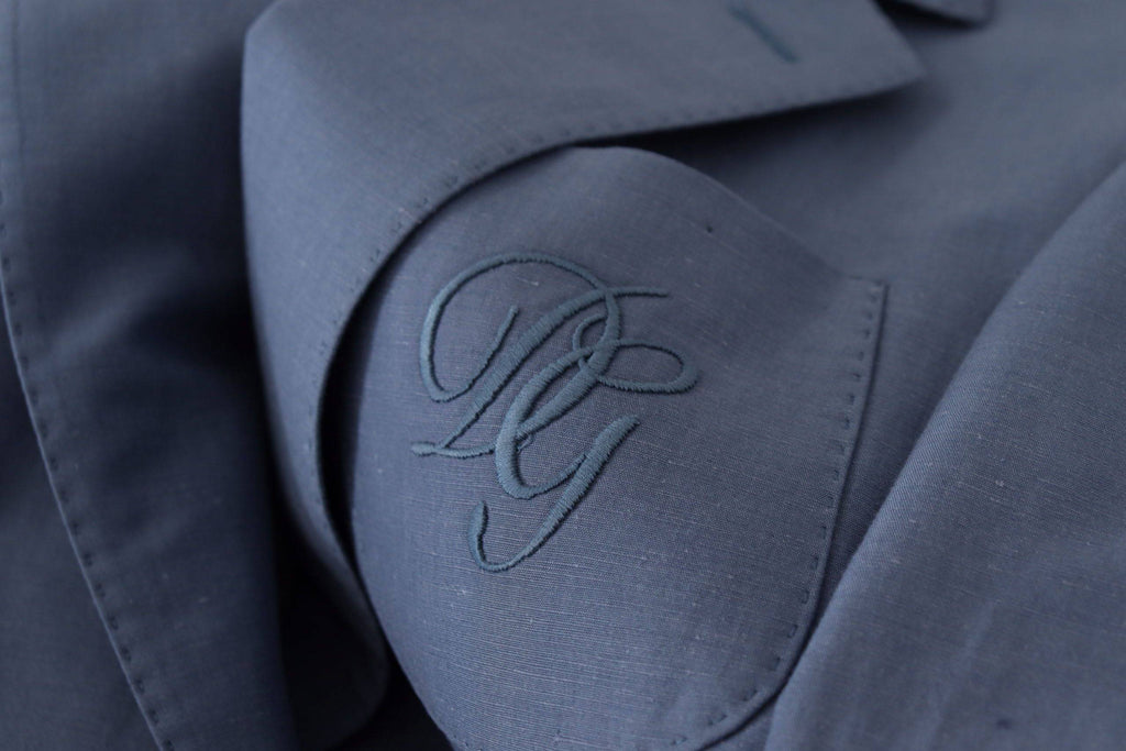 Veste blazer bleue Dolce & Gabbana à un bouton, avec logo sur la poitrine, coupe ajustée et col en V.