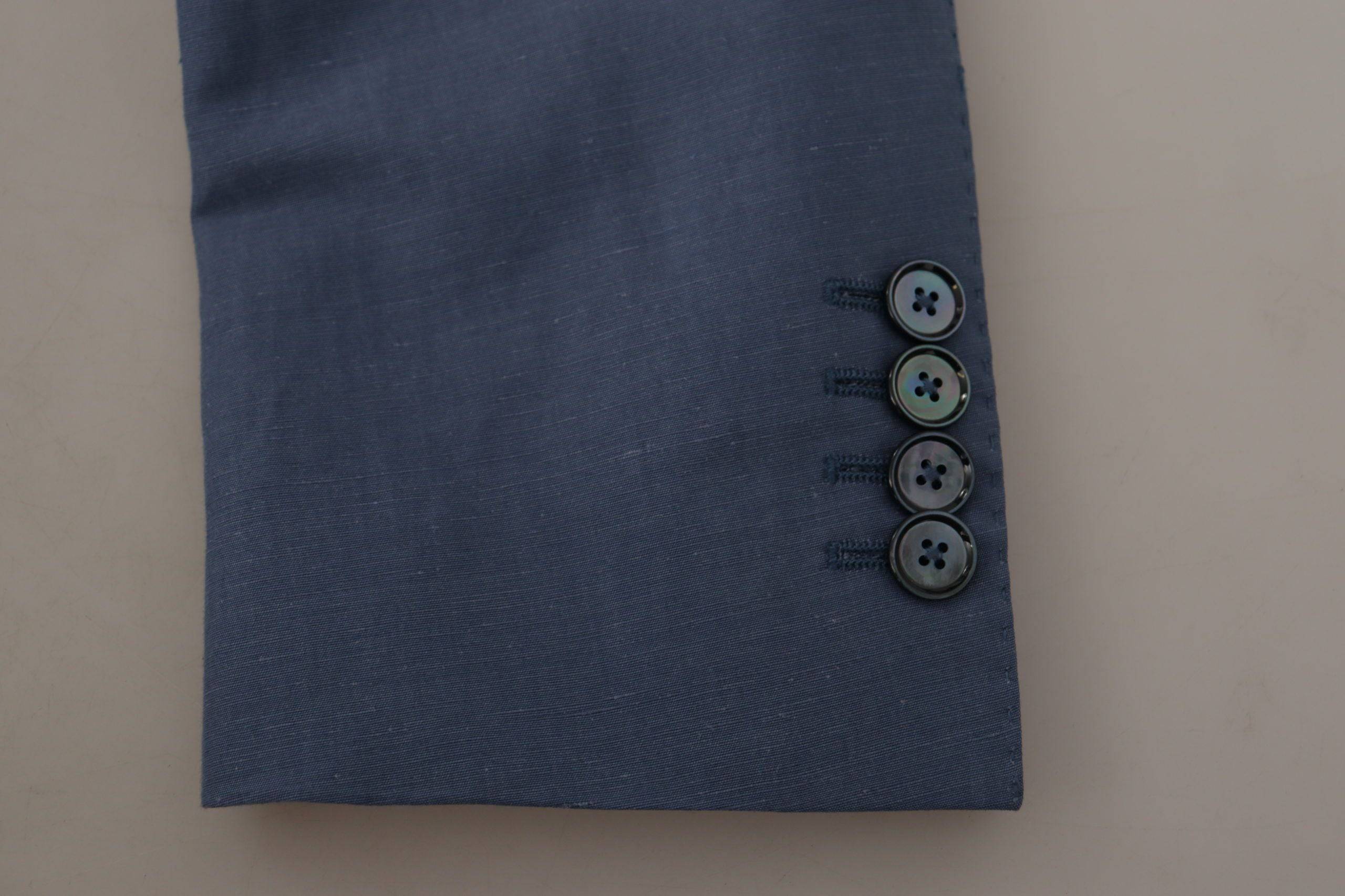 Blazer bleu à un bouton Dolce & Gabbana avec logo, coupe cintrée et détails élégants, porté sur un mannequin.