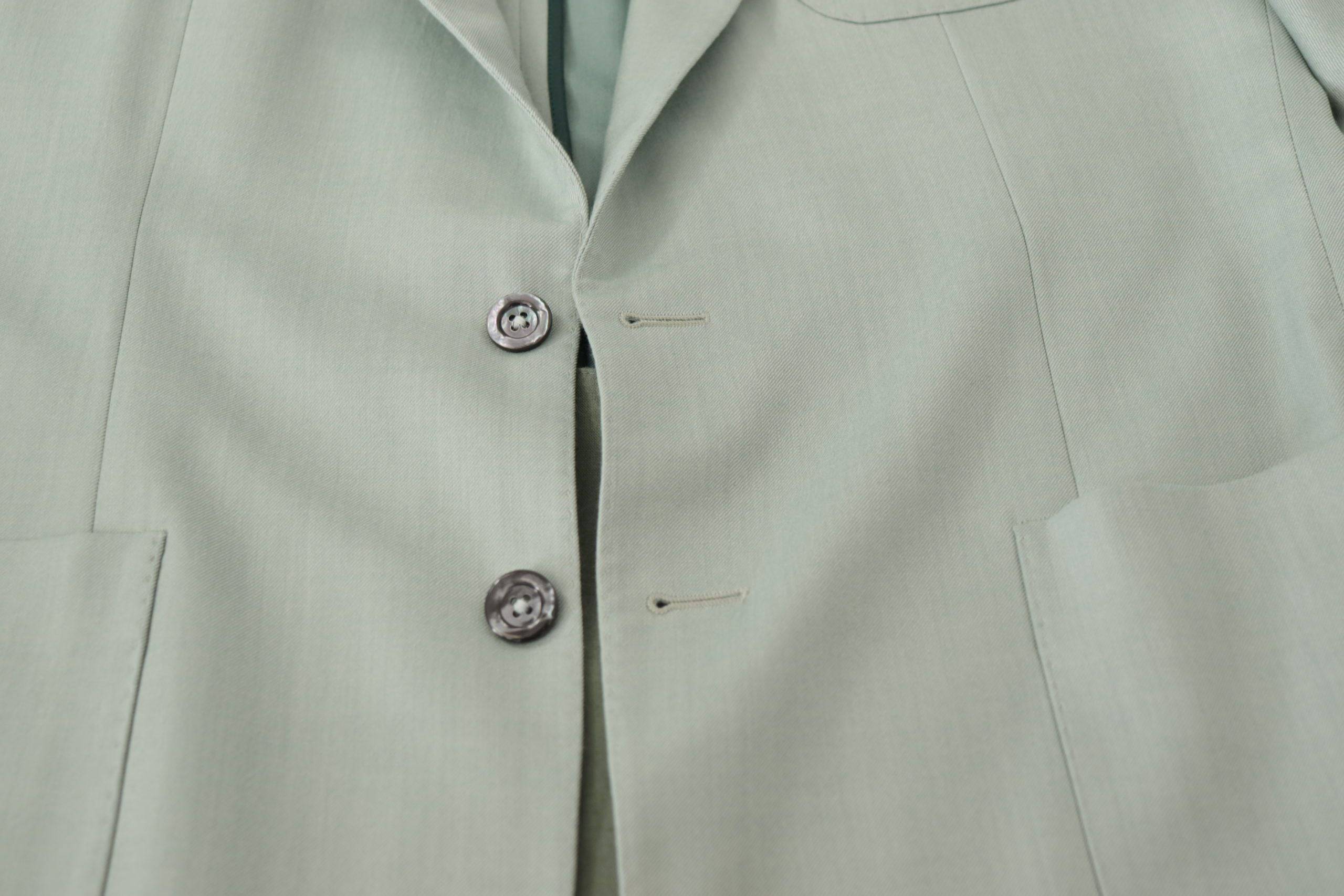 Veste blazer en cachemire vert Dolce & Gabbana, élégante et sophistiquée, visible avec détails de couture raffinés.