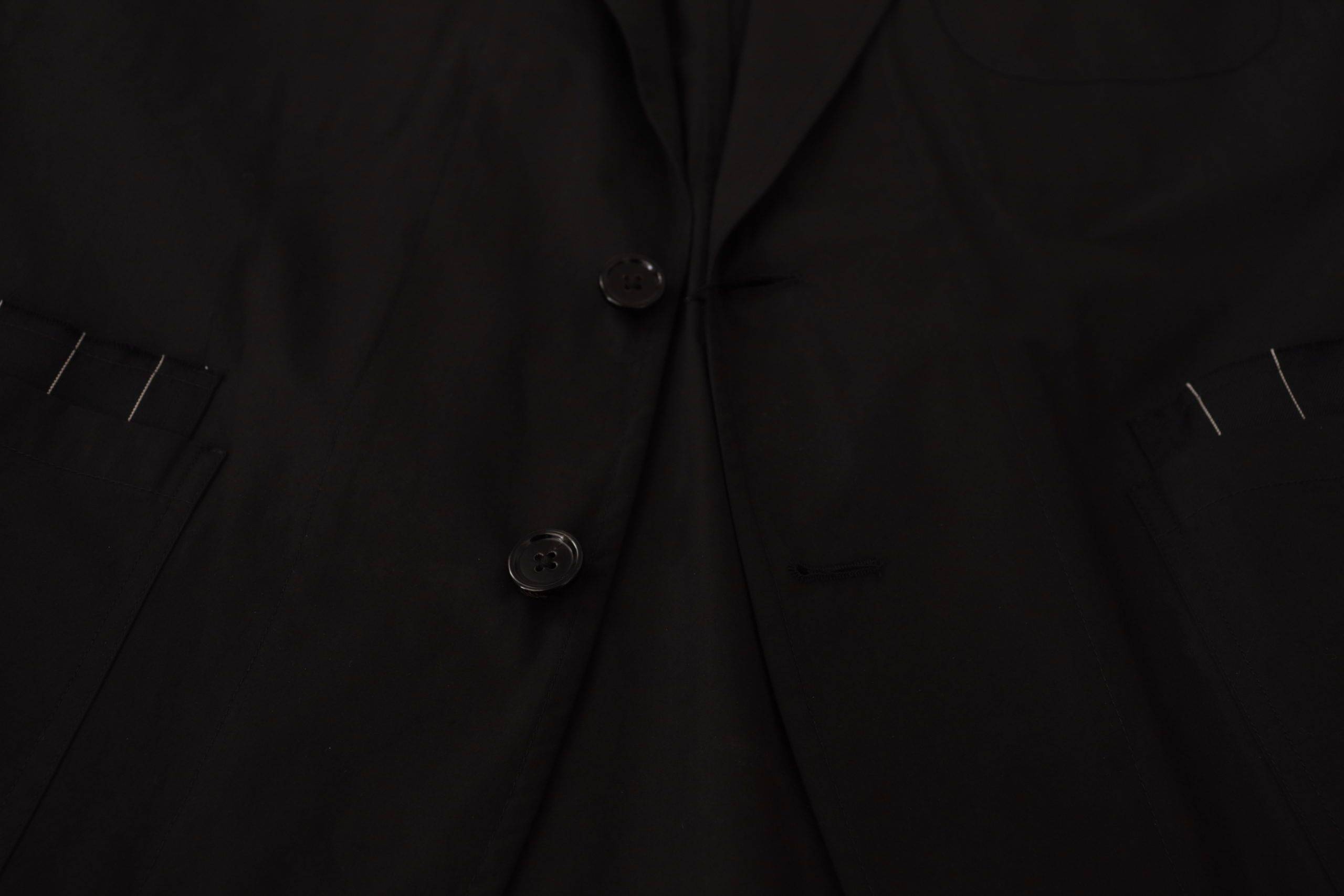 Veste blazer en coton noir Dolce & Gabbana à boutons simple boutonnage, élégante et ajustée, portée sur un mannequin.