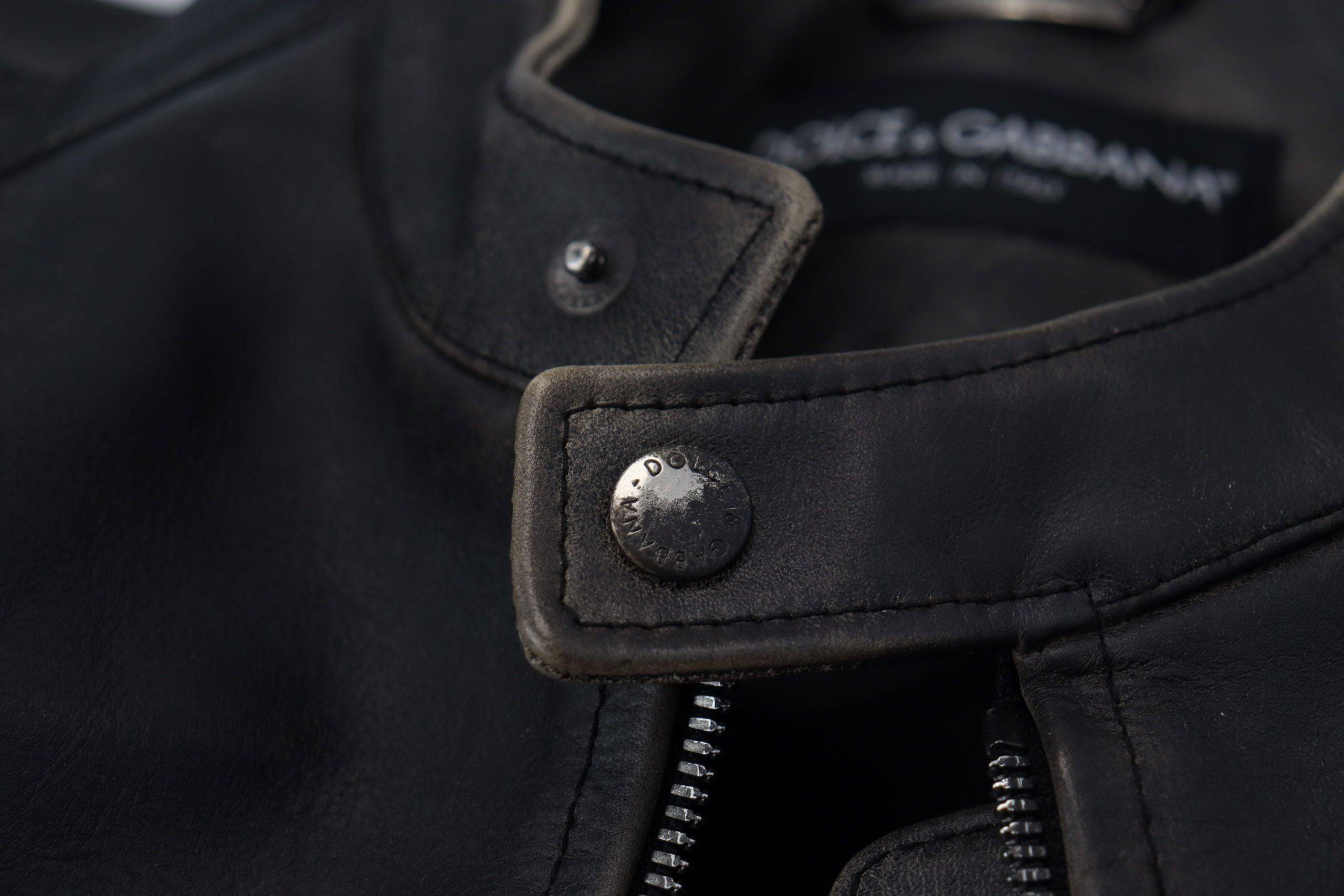 Blouson biker noir en cuir de Dolce & Gabbana avec fermeture éclair, style élégant et tendance pour femme ou homme.