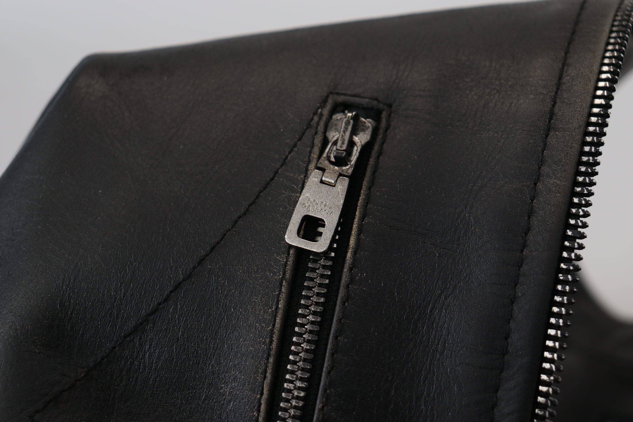 Manteau en cuir noir avec fermeture éclair de style biker de Dolce & Gabbana, vue de face.