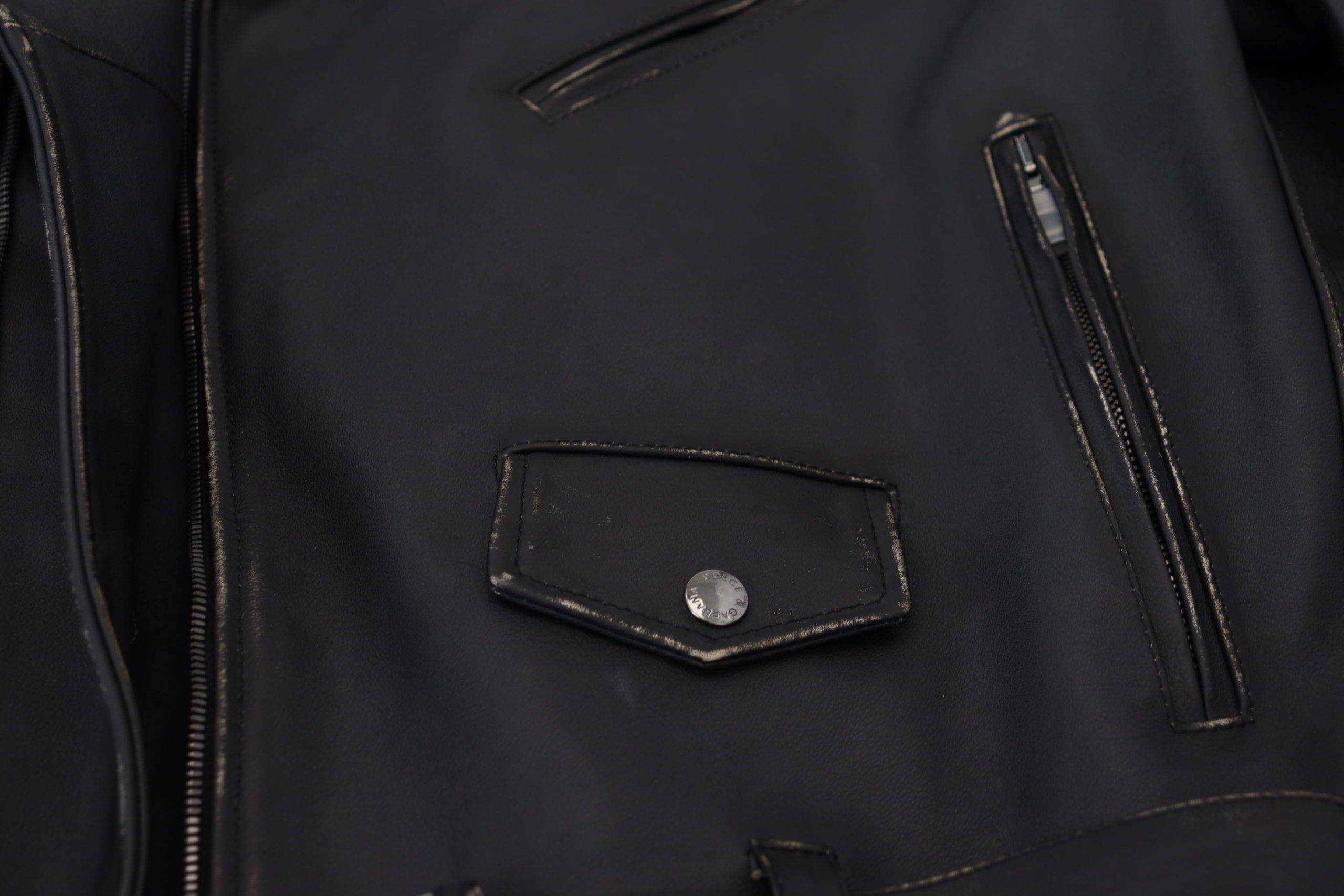Veste en cuir noir pour biker de Dolce & Gabbana avec fermeture éclair, style tendance et détails élégants.