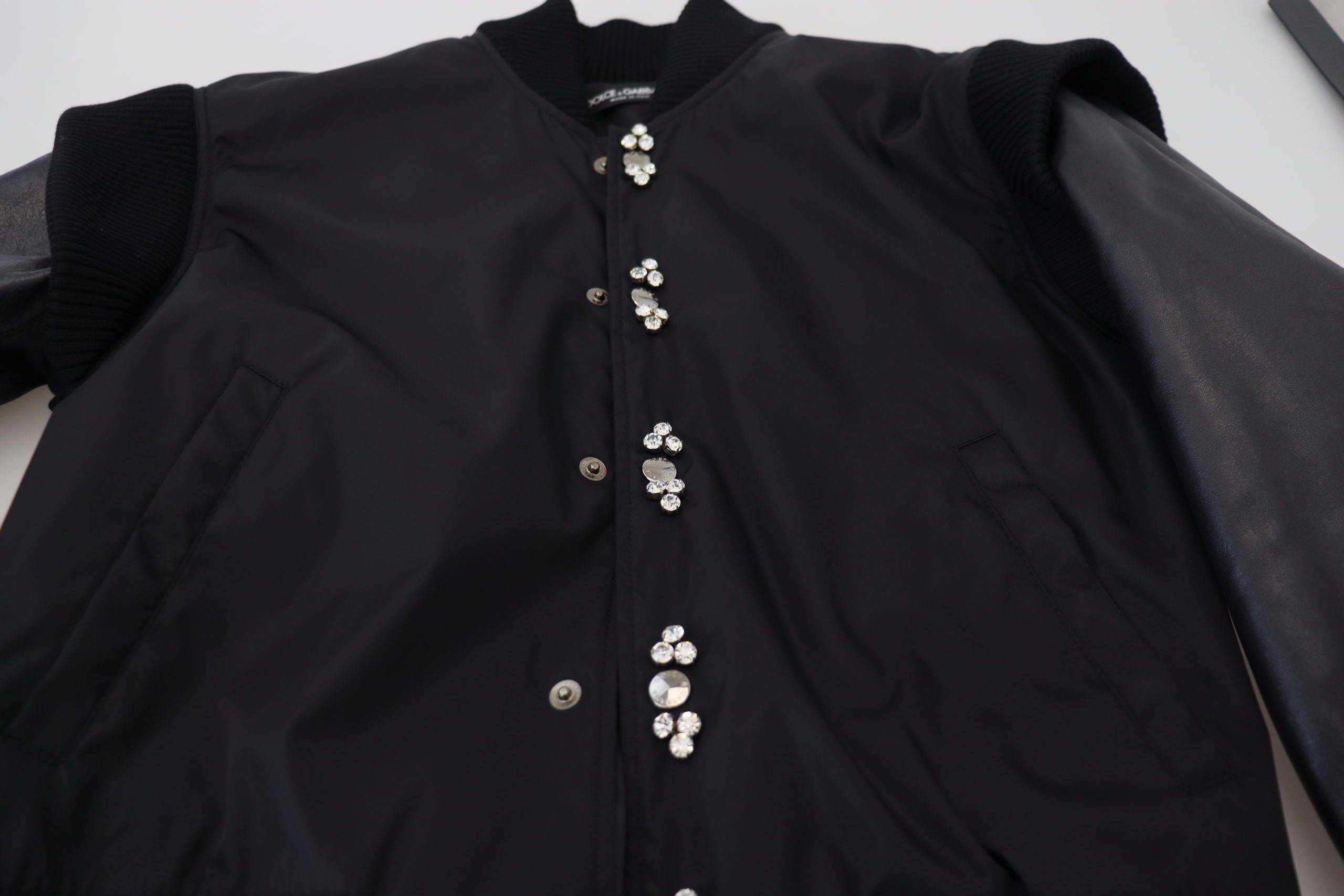 Veste noire en nylon Dolce & Gabbana avec boutons en cristal, élégante et tendance, visible en gros plan.