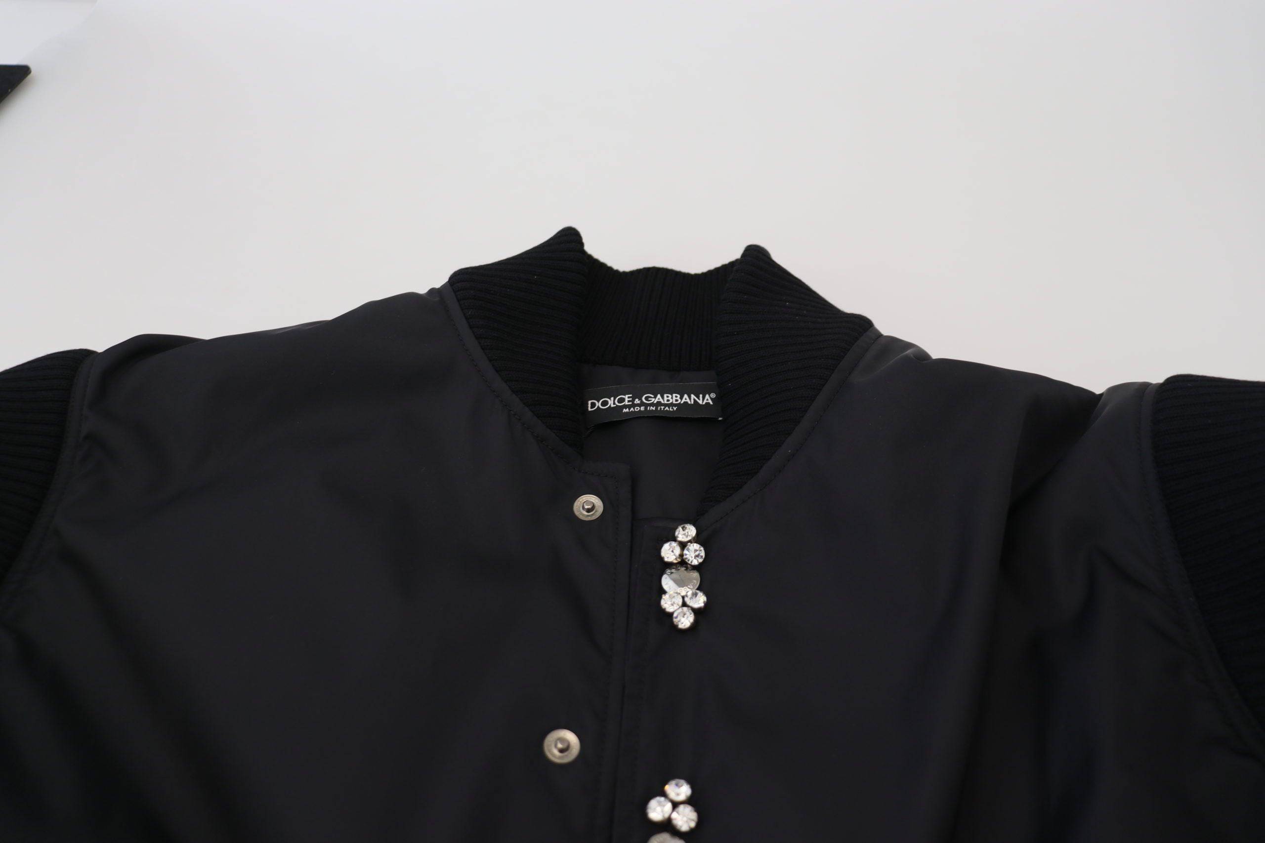 Veste noire en nylon avec boutons en cristaux Dolce & Gabbana, veste élégante et moderne avec détails brillants.