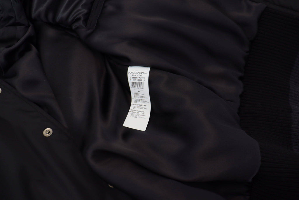 Veste noire en nylon avec boutons en cristal Dolce & Gabbana, détail élégant et mode sophistiquée.