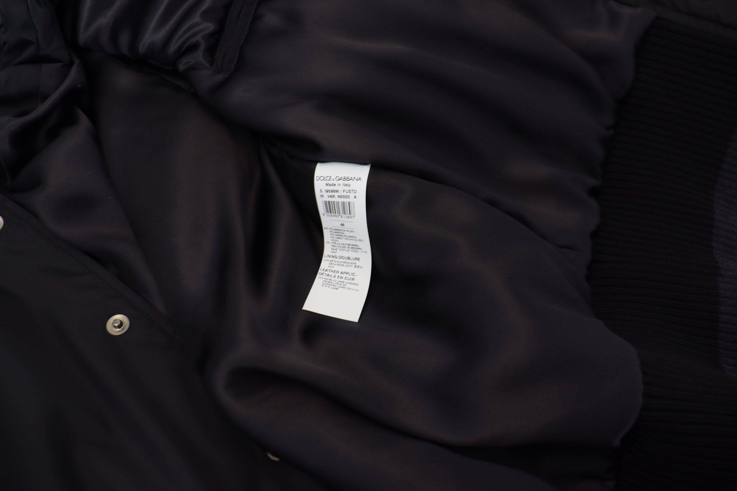 Veste noire en nylon avec boutons en cristal Dolce & Gabbana, détail élégant et mode sophistiquée.