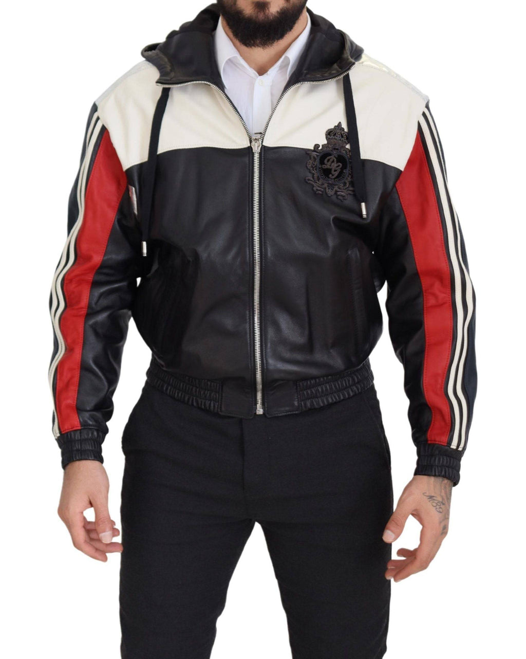 Blouson Dolcé & Gabbana en cuir noir avec capuche, coupe moderne, détail élégant, porté sur un mannequin.