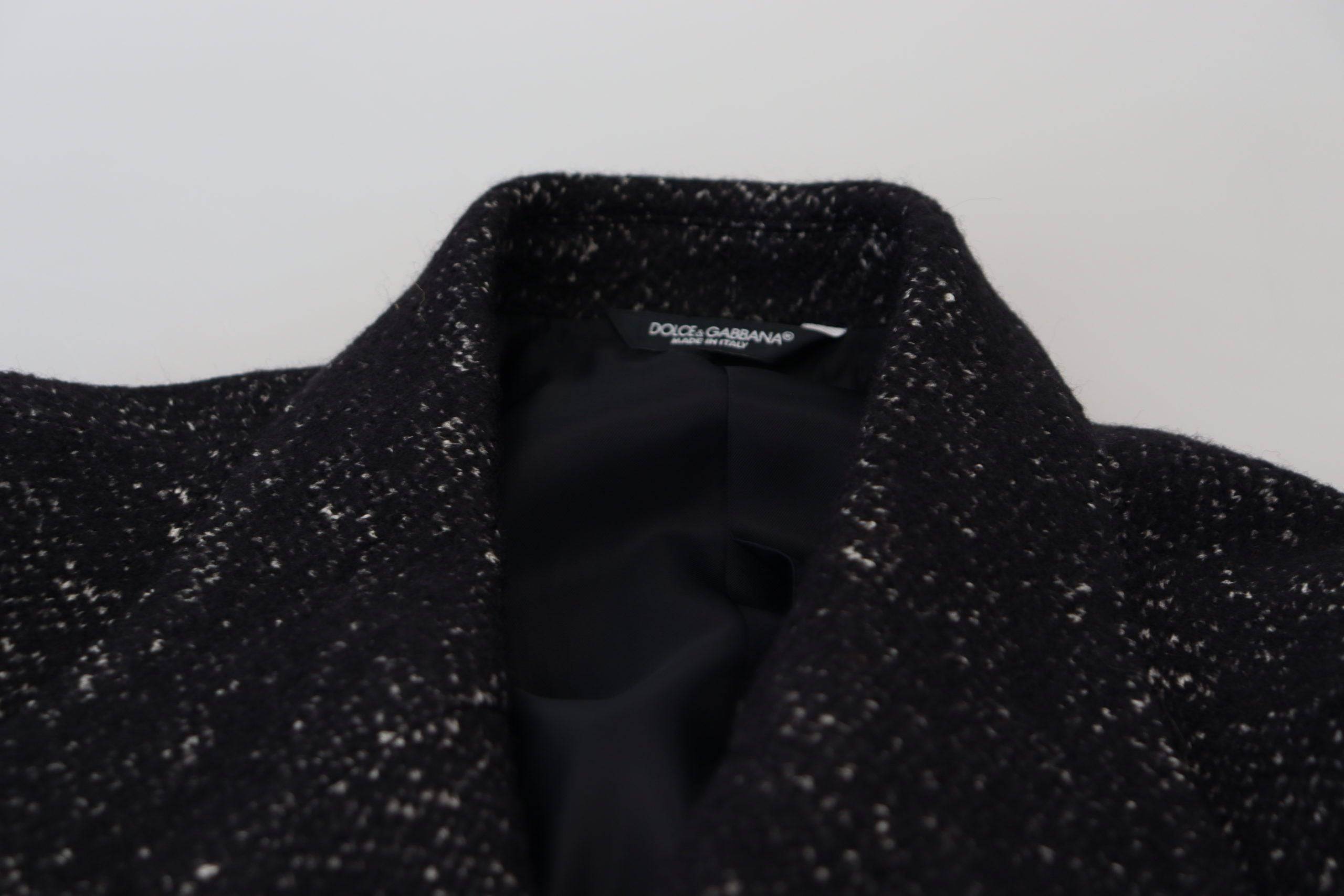 Manteau noir en laine Dolce & Gabbana pour homme, double-breasted, style élégant et chaud, porté en veste.