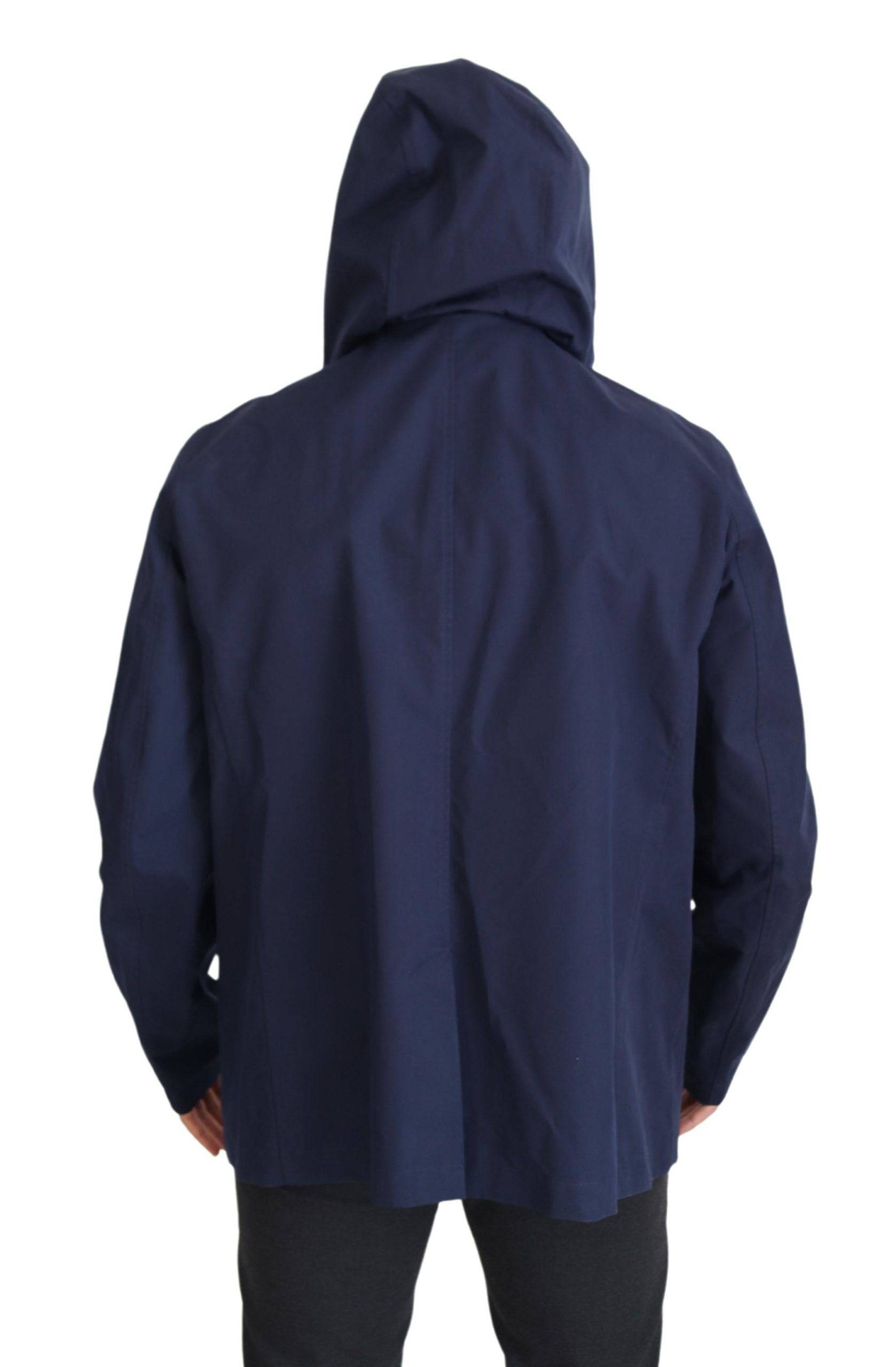Manteau bleu à capuche et double boutonnage Dolce & Gabbana, veste élégante en tissu soyeux, vue de face.